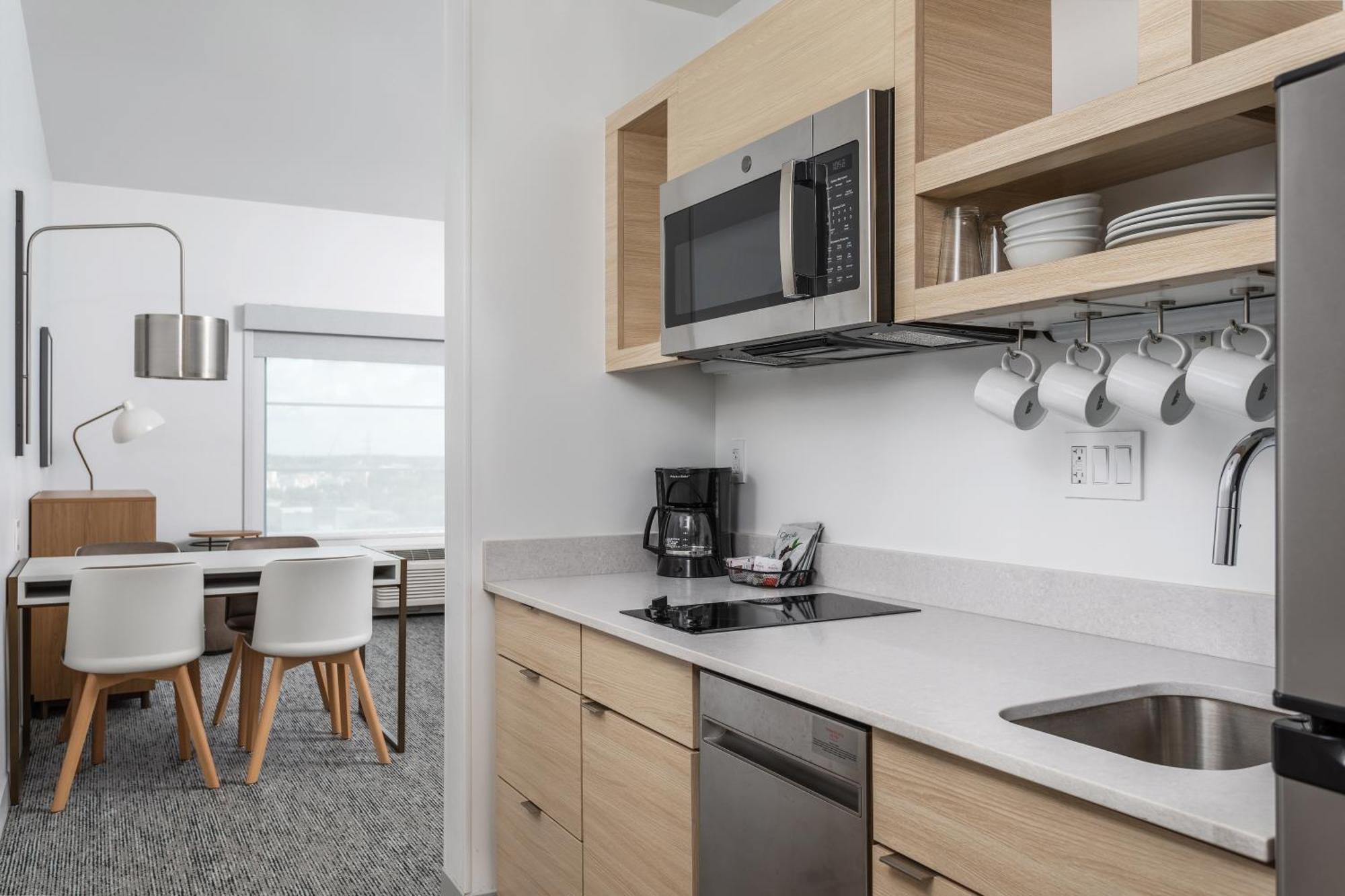 Studio Two Queen Beds High Floor or Theme Park View