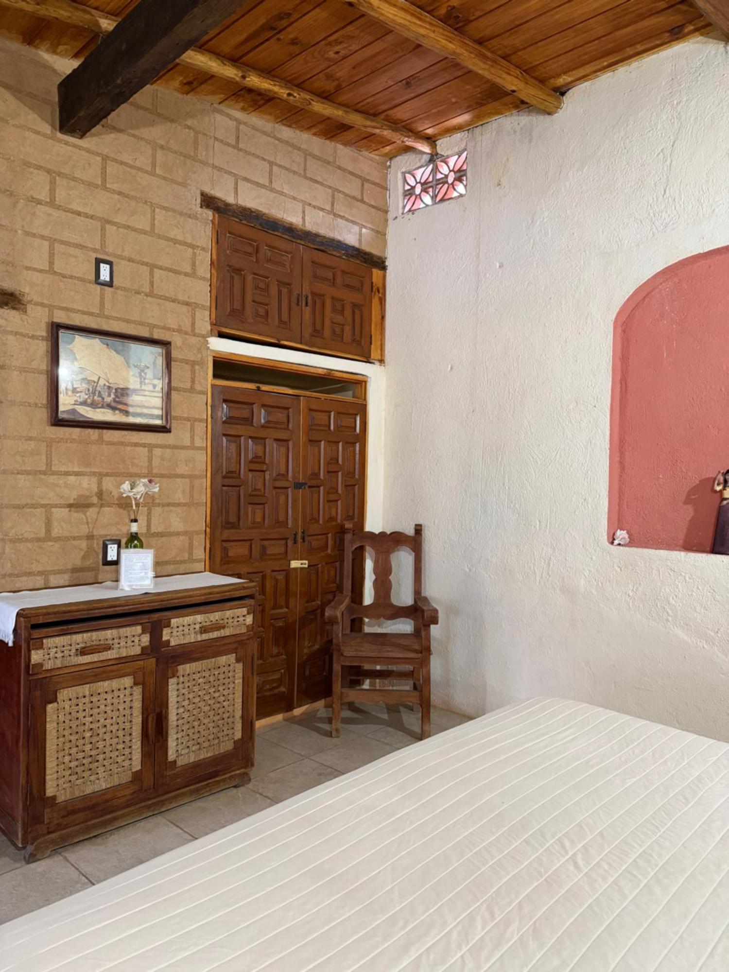Habitación con cama extragrande y vistas al jardín