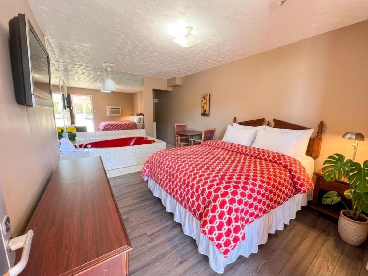 Queen Room with Hot Tub