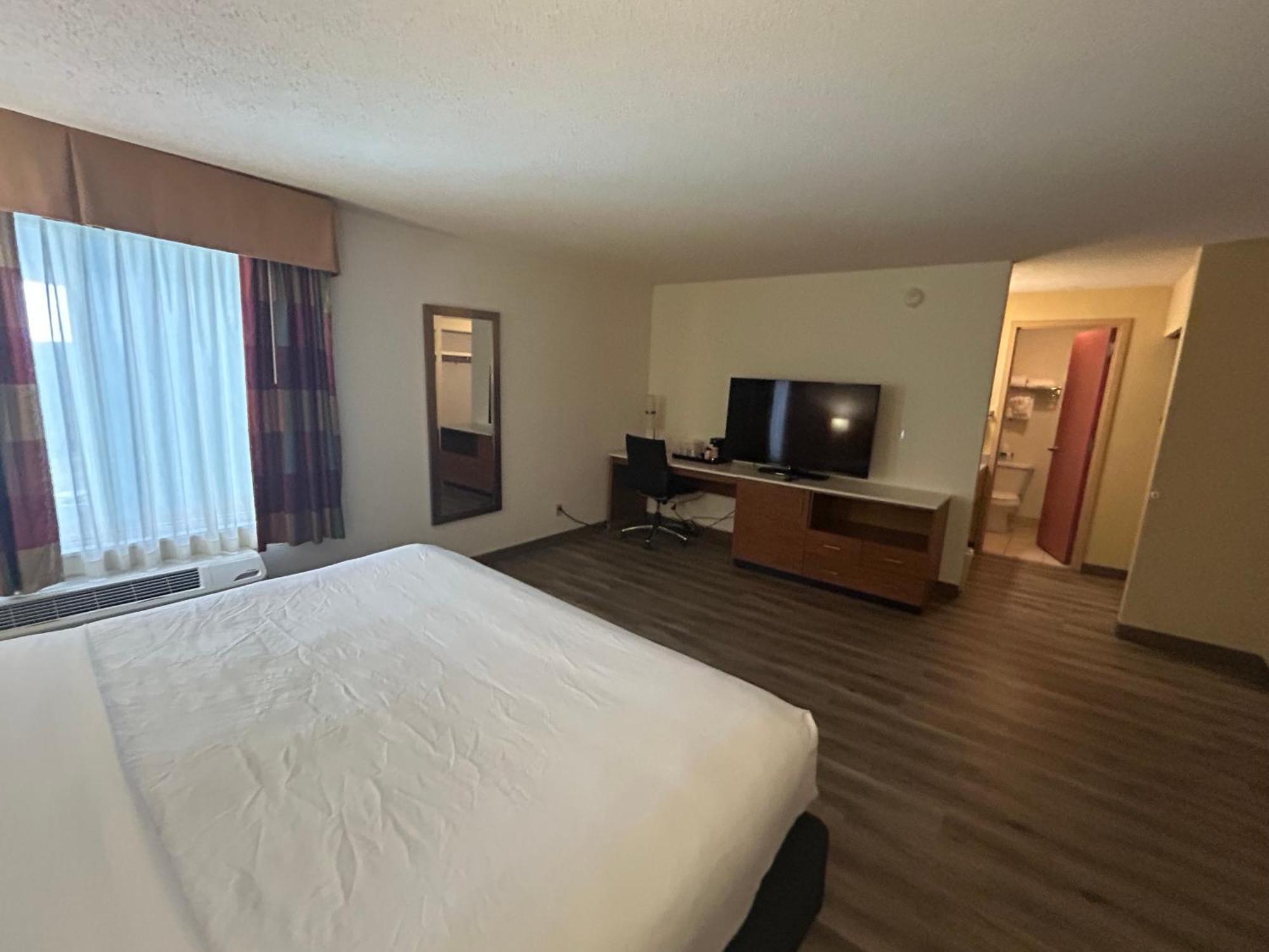 Deluxe King Room - Non-Smoking