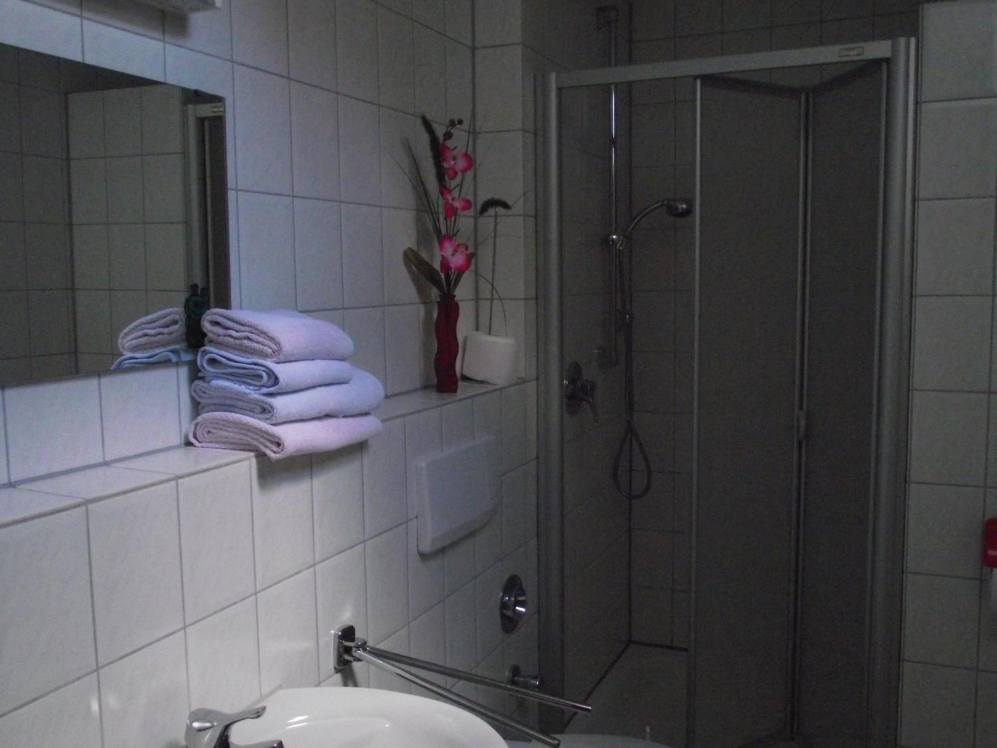 Dreibettzimmer mit Dusche