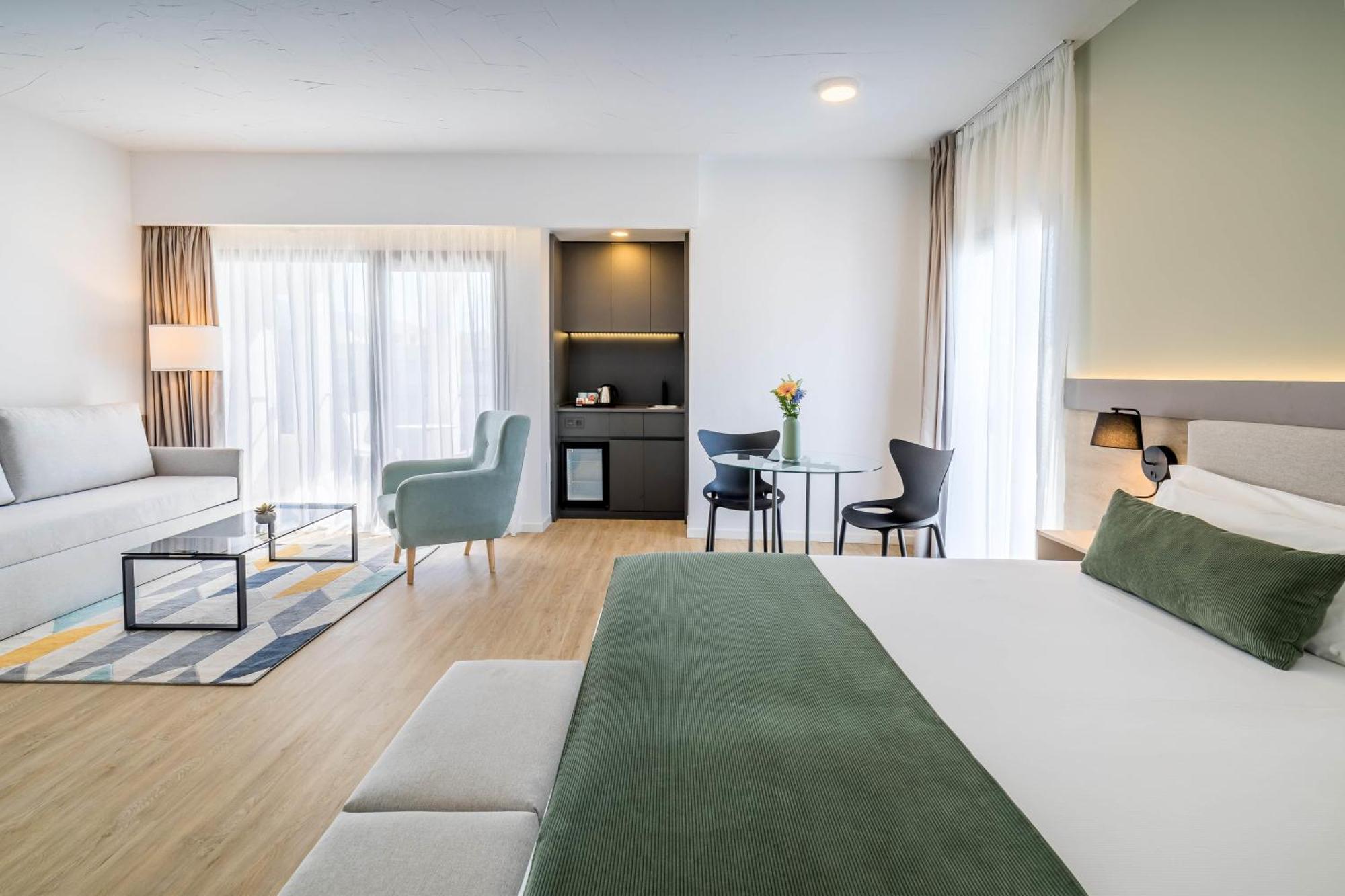 Deluxe Family Room