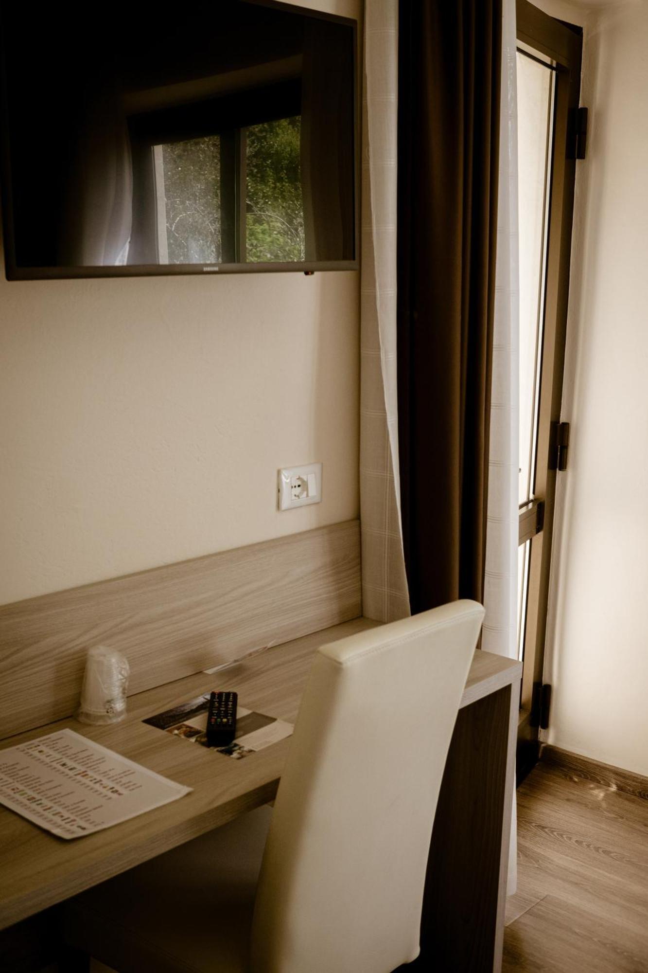 Triple Room with Balcony and Lake View - Annex