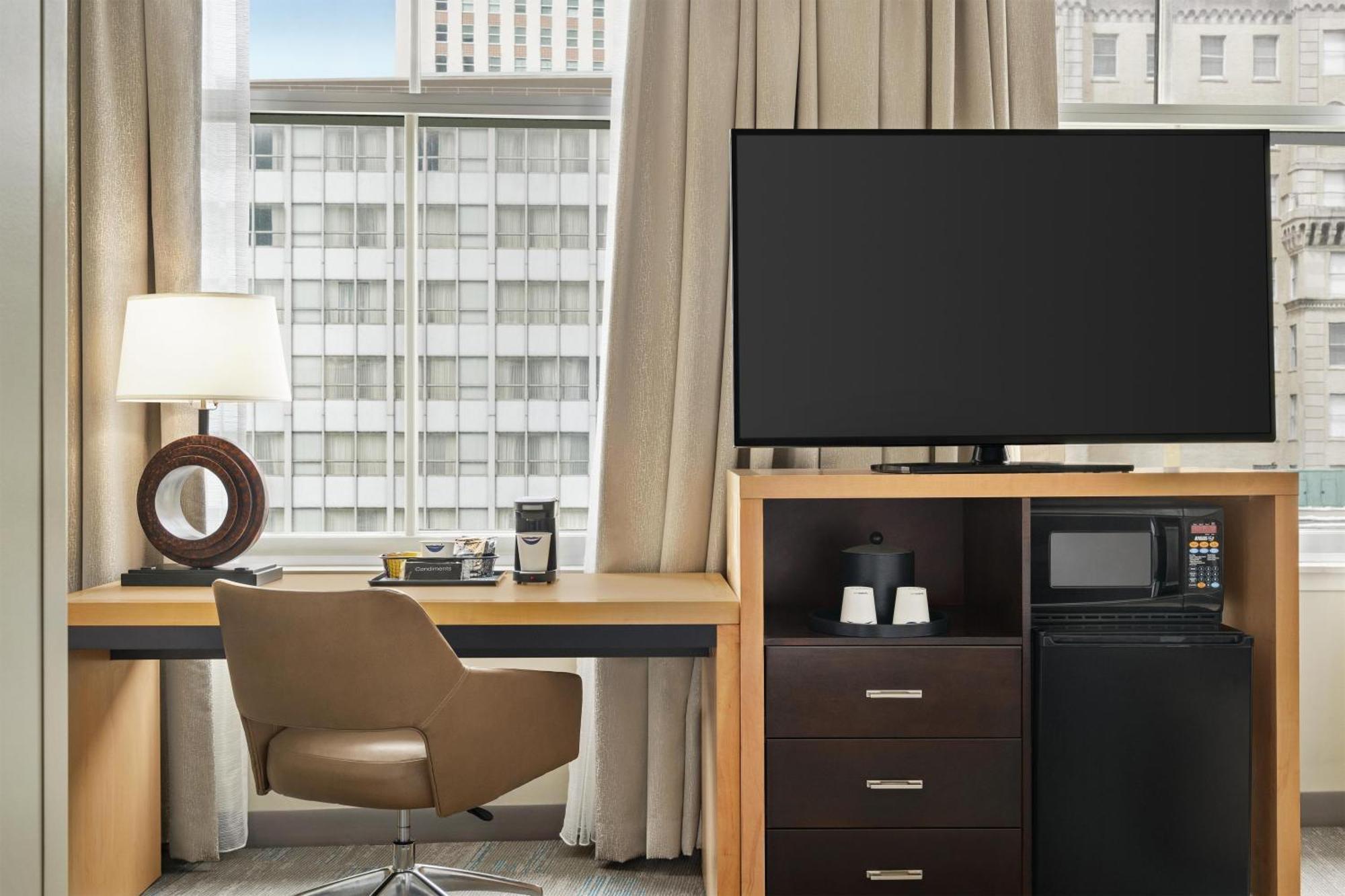 Estudio con cama grande y sofá cama
