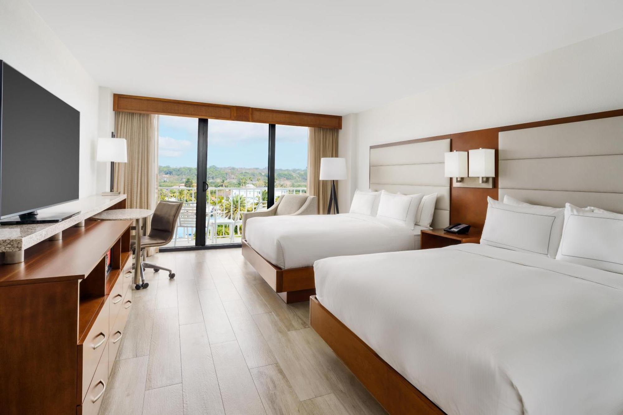 Habitación con cama grande y vistas a la ciudad - Última planta