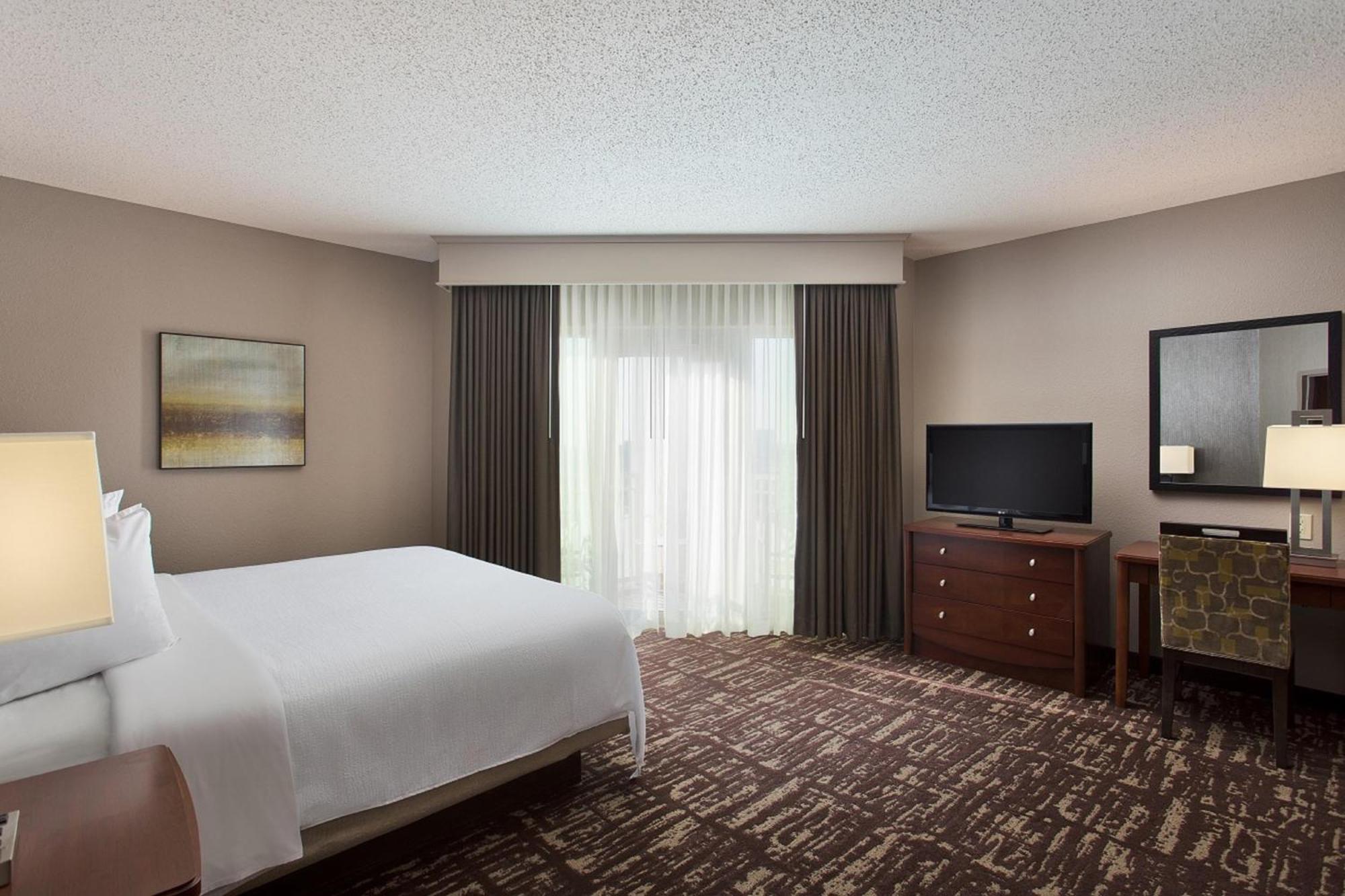 King Corner Suite with City View - Non-Smoking