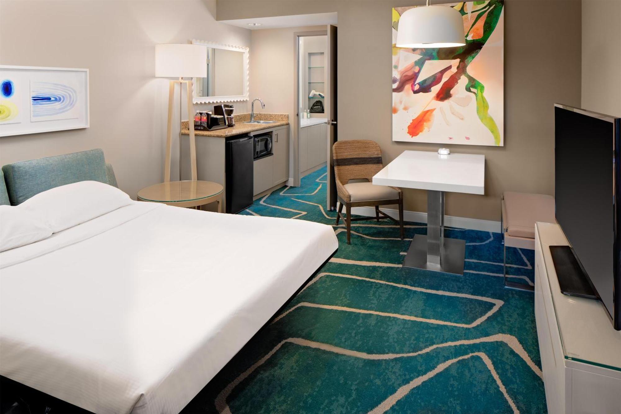 Suite con cama grande - Vistas a la bahía
