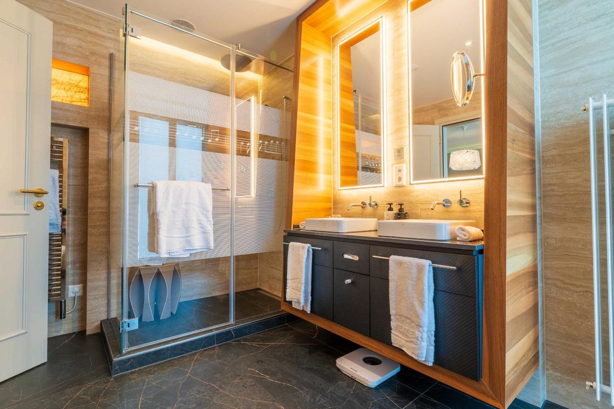 Deluxe Double or Twin Room Lake View