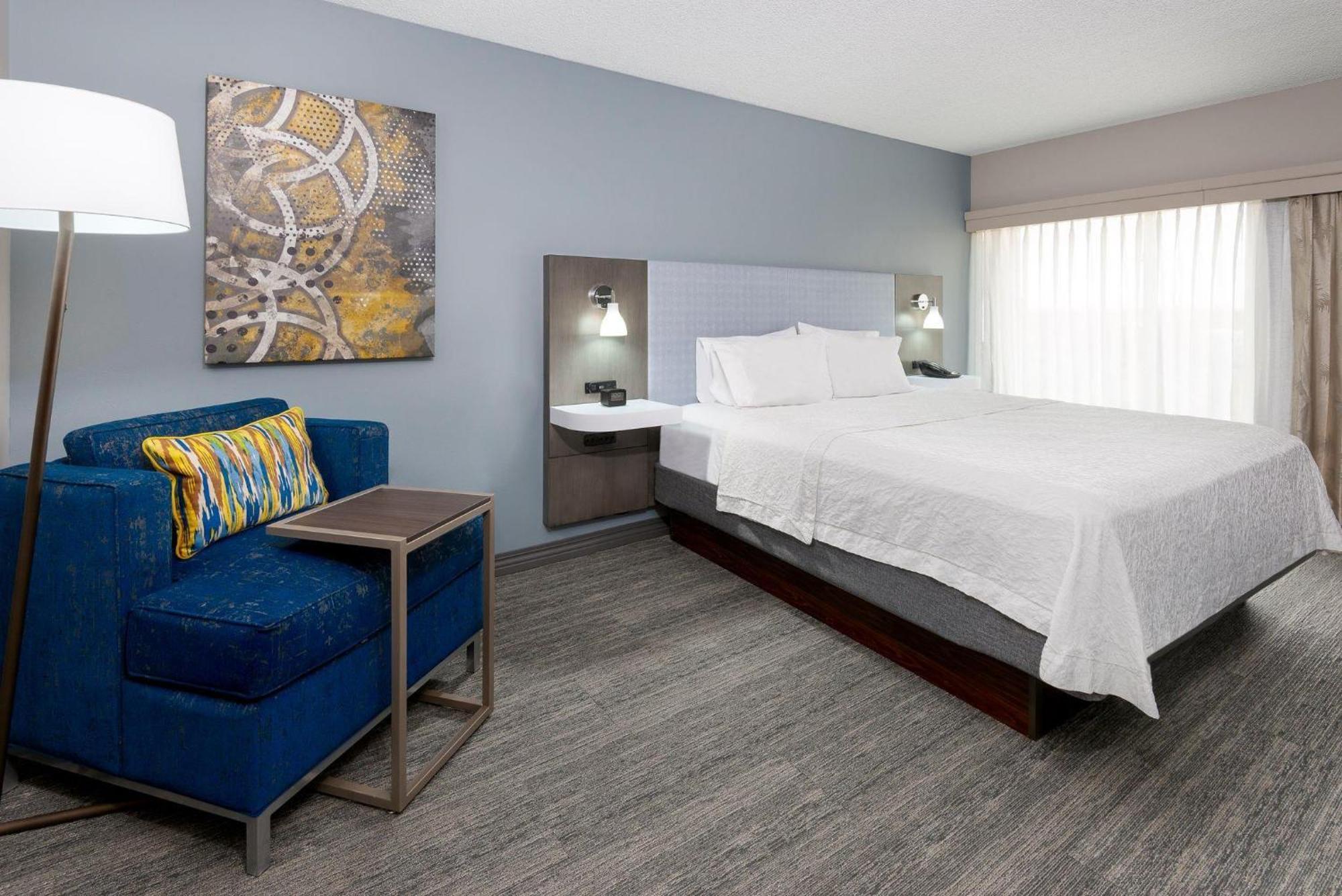 Suite con cama extragrande y cocina con fogones