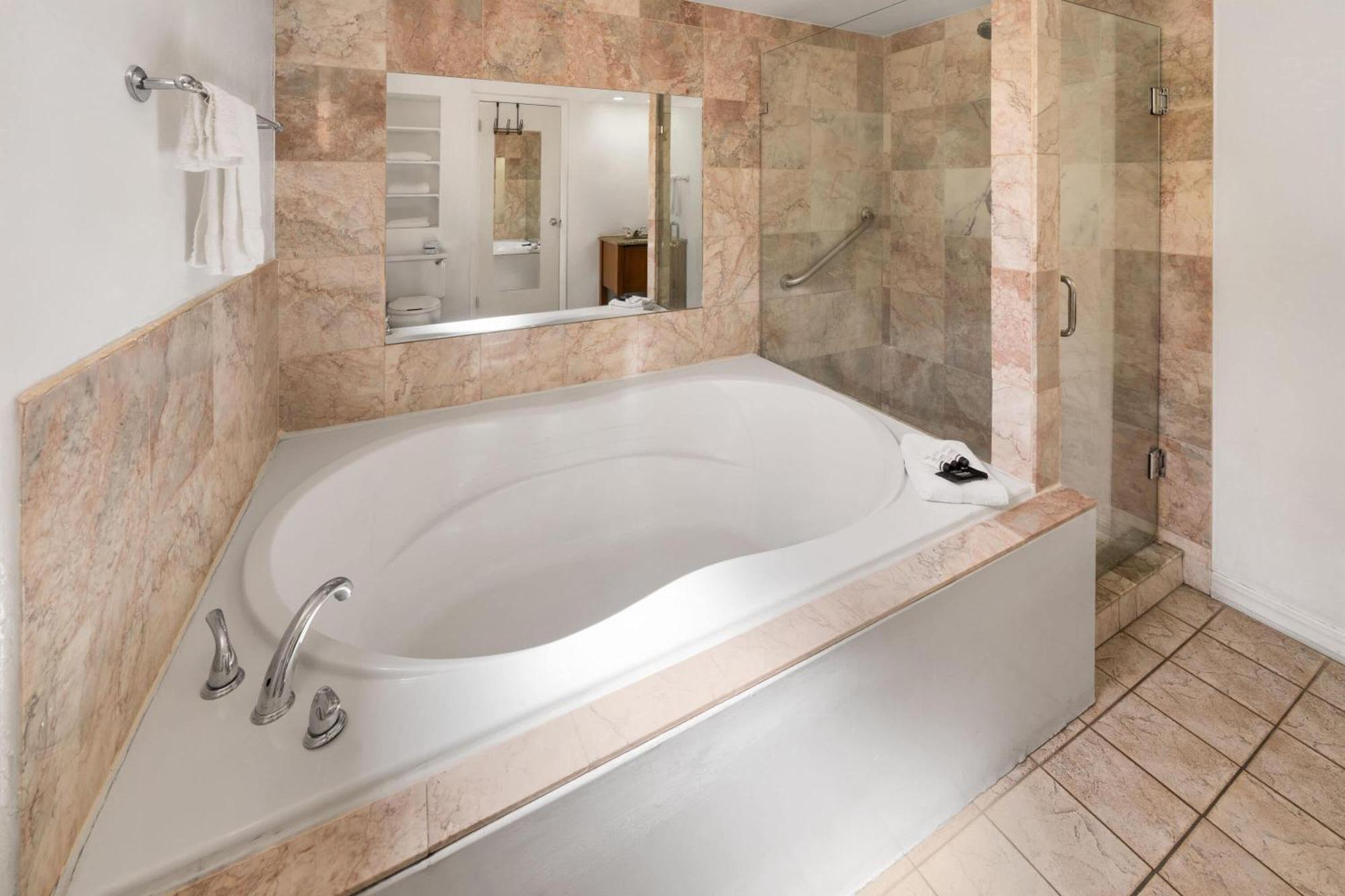 King Room with Spa Bath - Non-Smoking