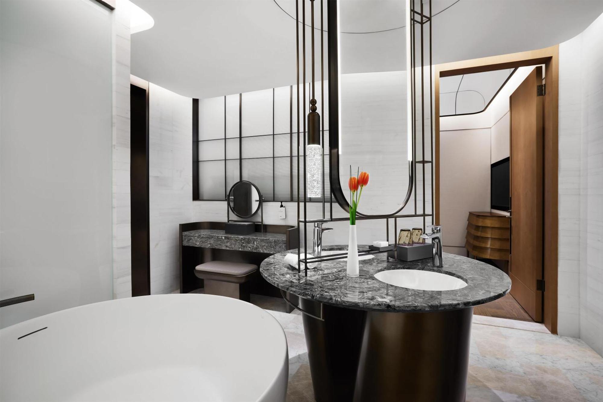 Deluxe King Suite