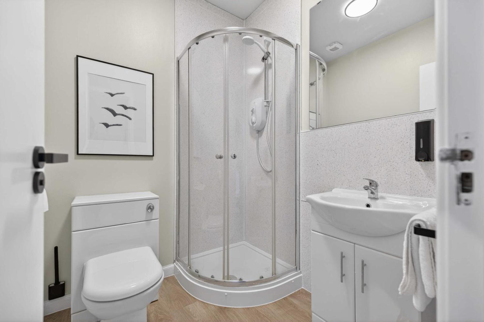 Deluxe Double Room Shower