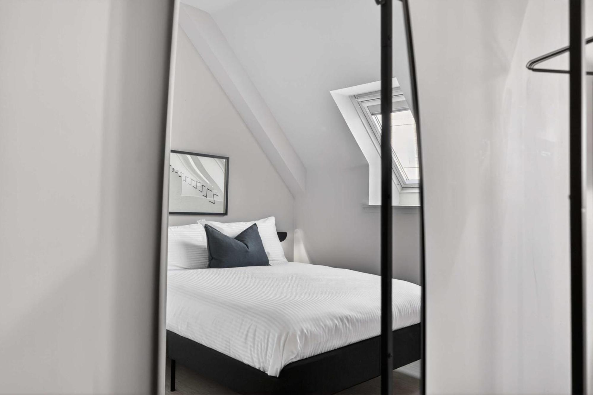 Deluxe Double Room Shower