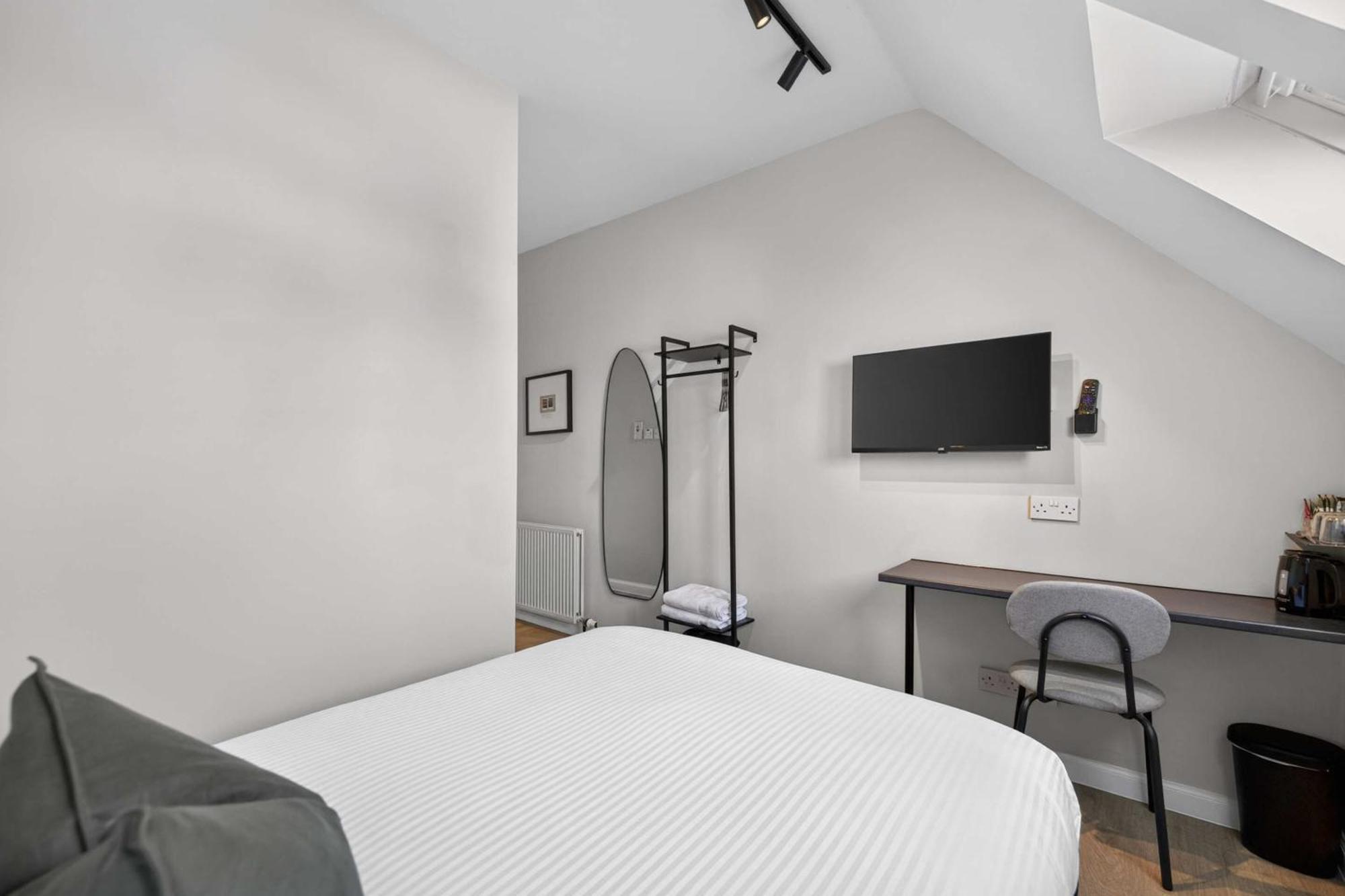 Deluxe Double Room Shower