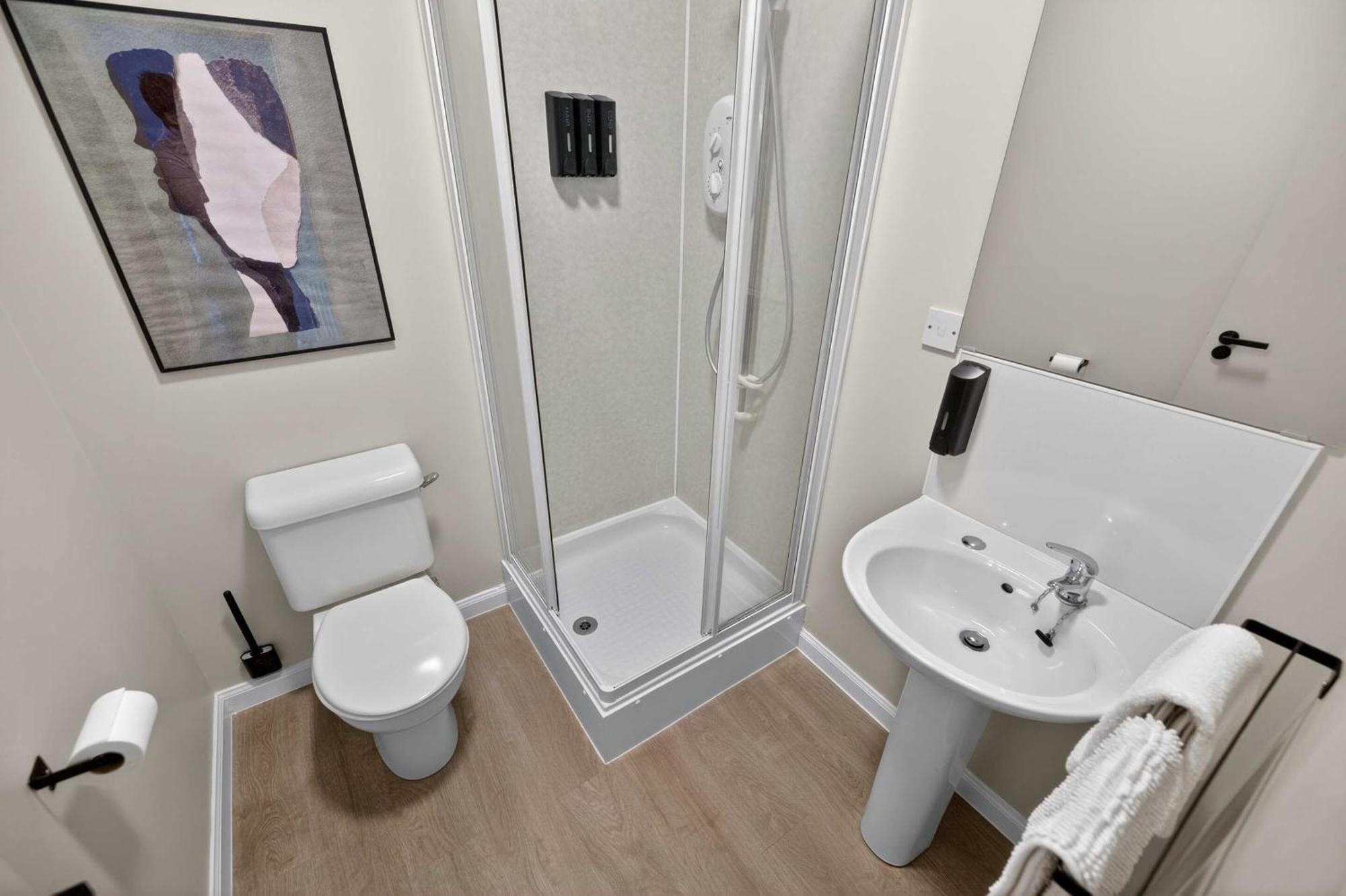 Deluxe Double Room Shower