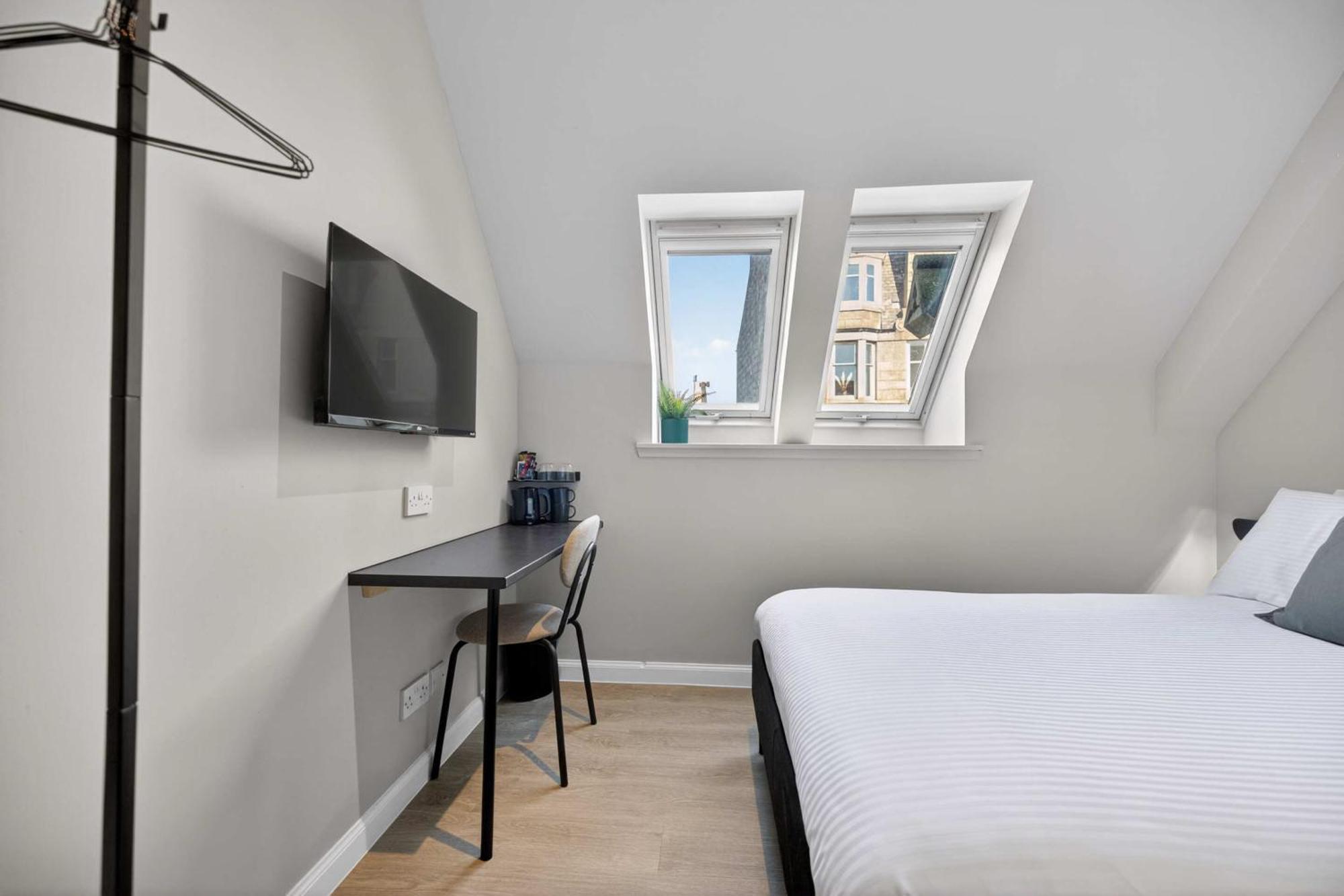 Deluxe Double Room Shower