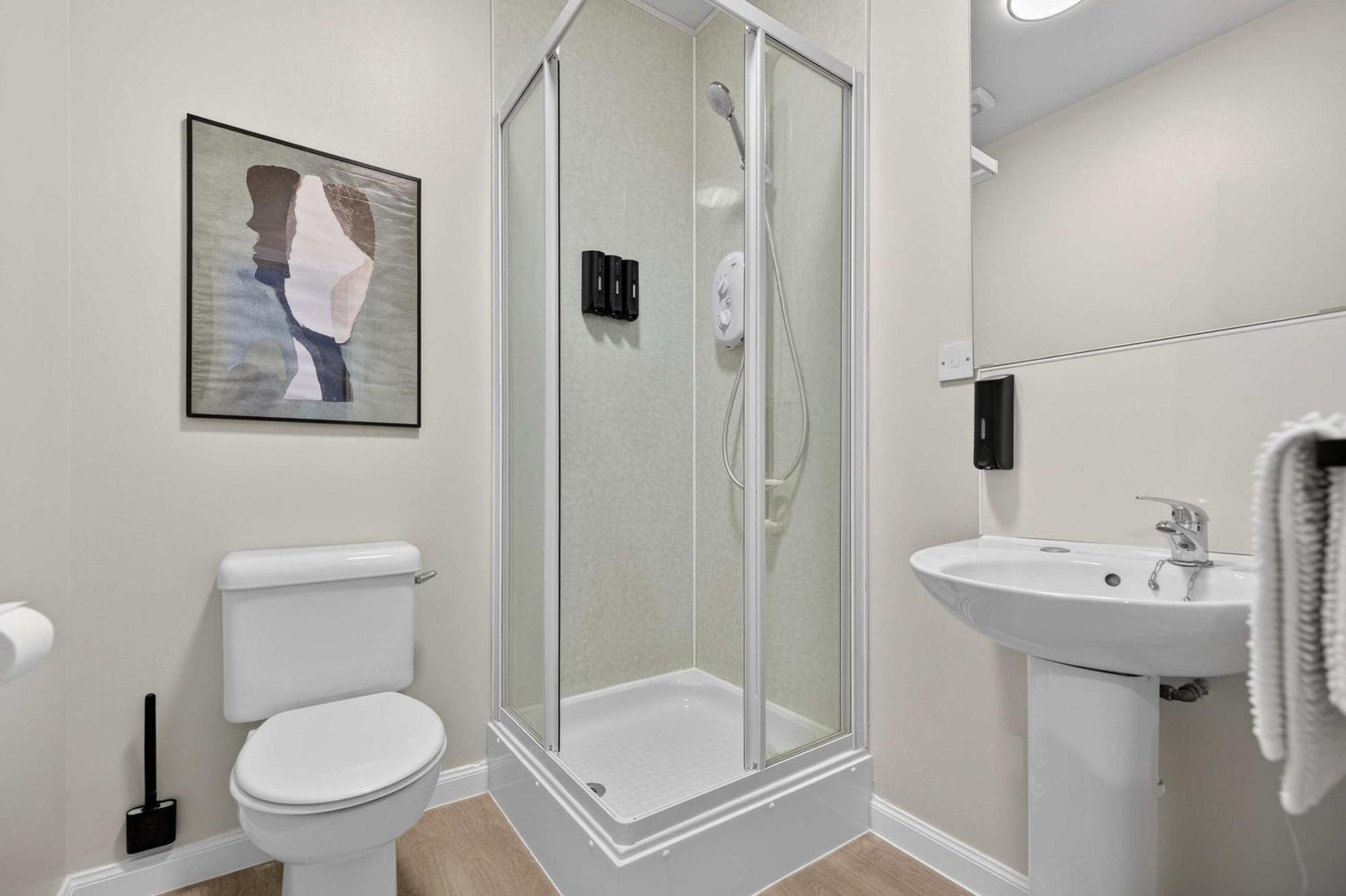 Deluxe Double Room Shower