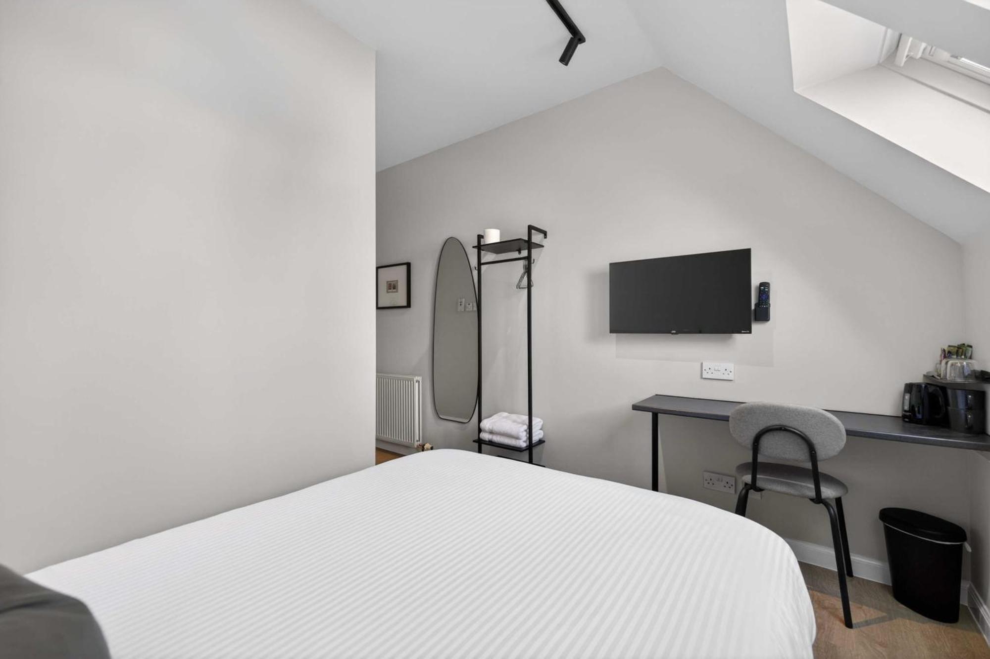 Deluxe Double Room Shower