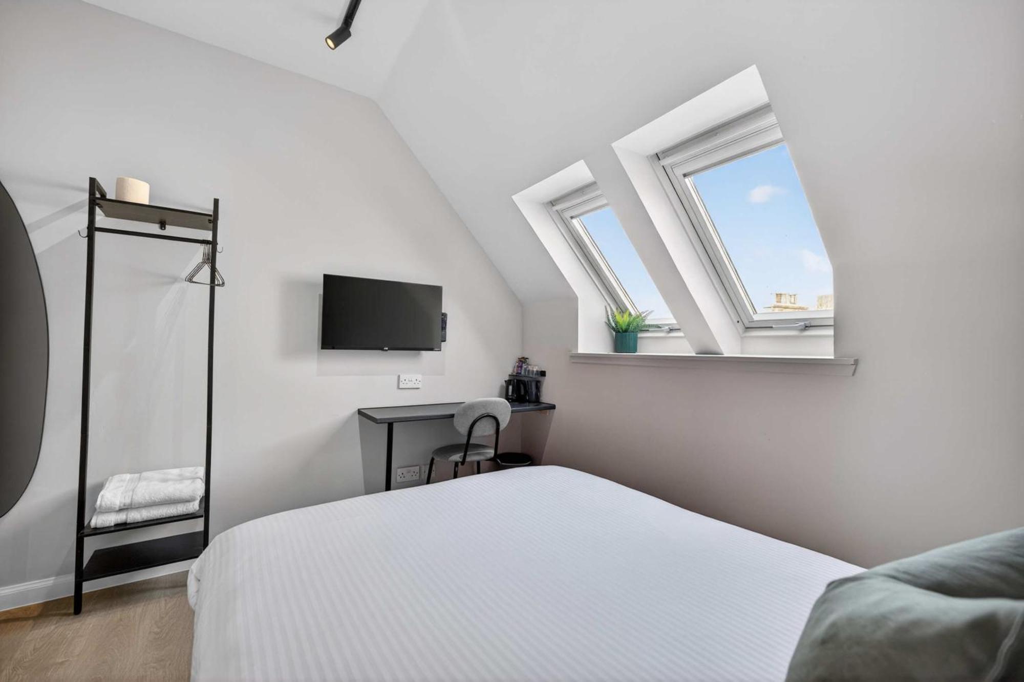 Deluxe Double Room Shower