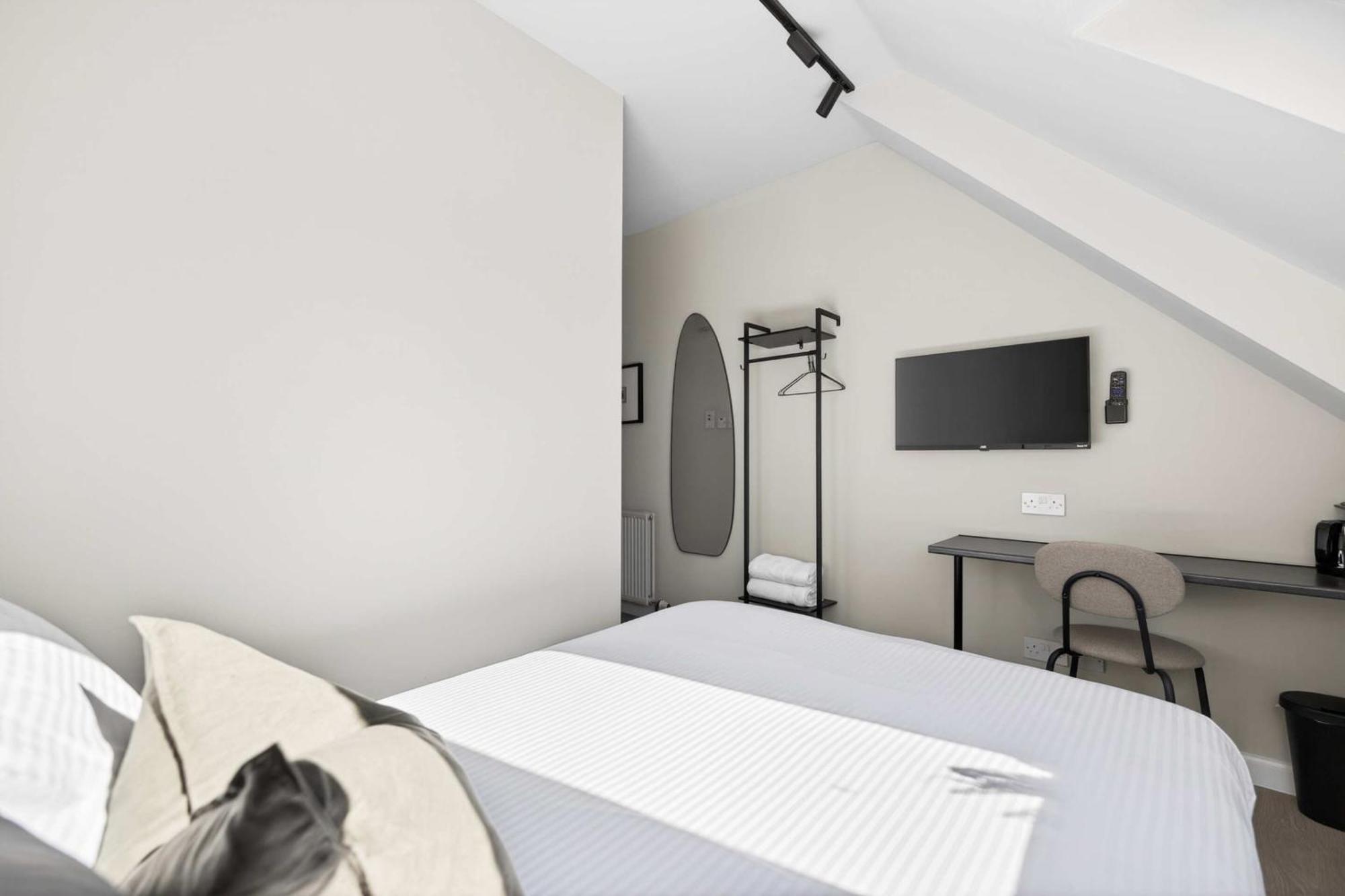 Deluxe Double Room Shower