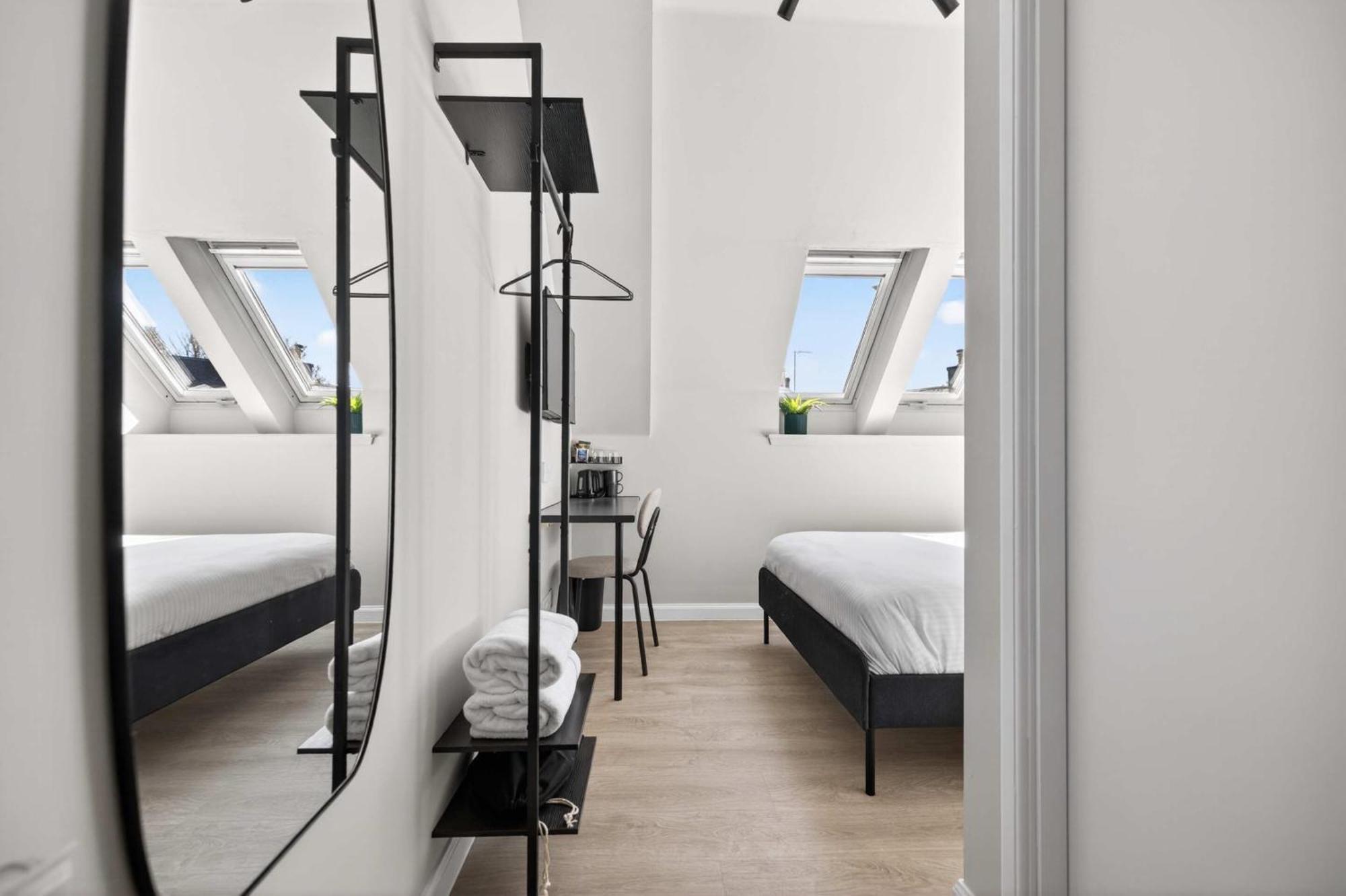 Deluxe Double Room Shower