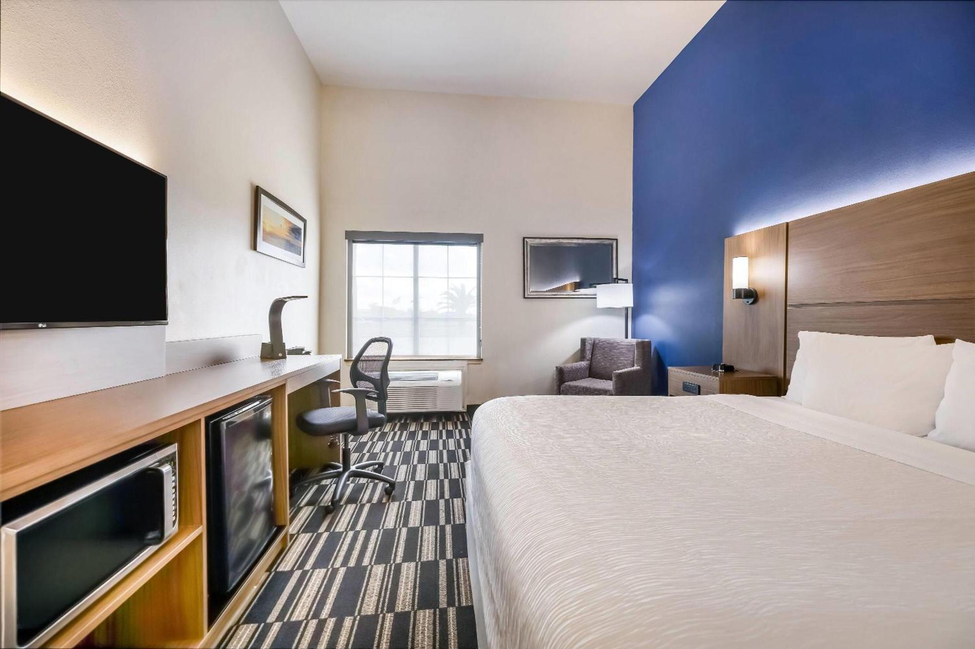King Room with Bath Tub - Mobility/Hearing Accessible - Non-Smoking