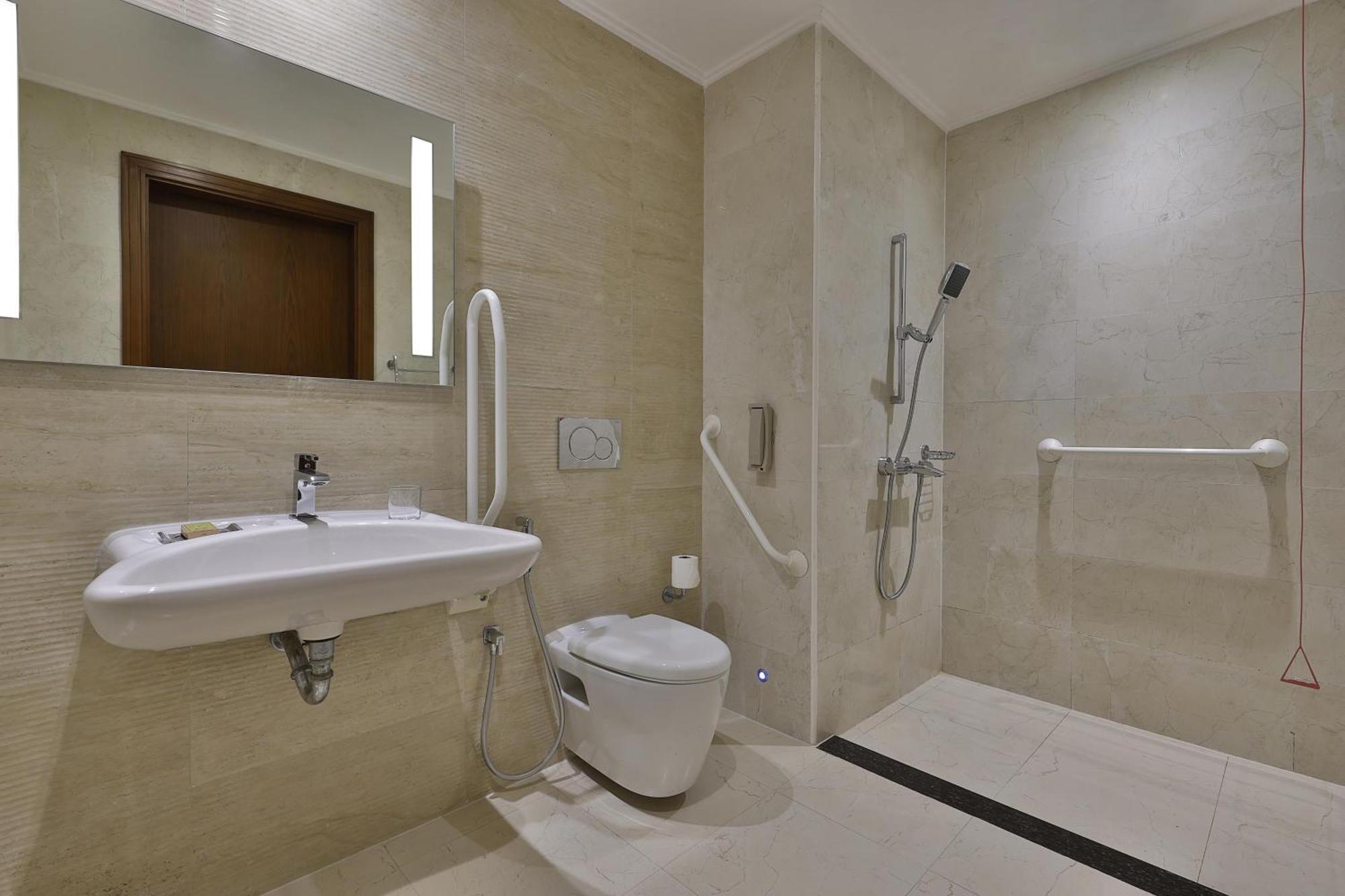 Chambre Lit King-Size pour Personnes à Mobilité Réduite avec Douche Accessible en Fauteuil Roulant