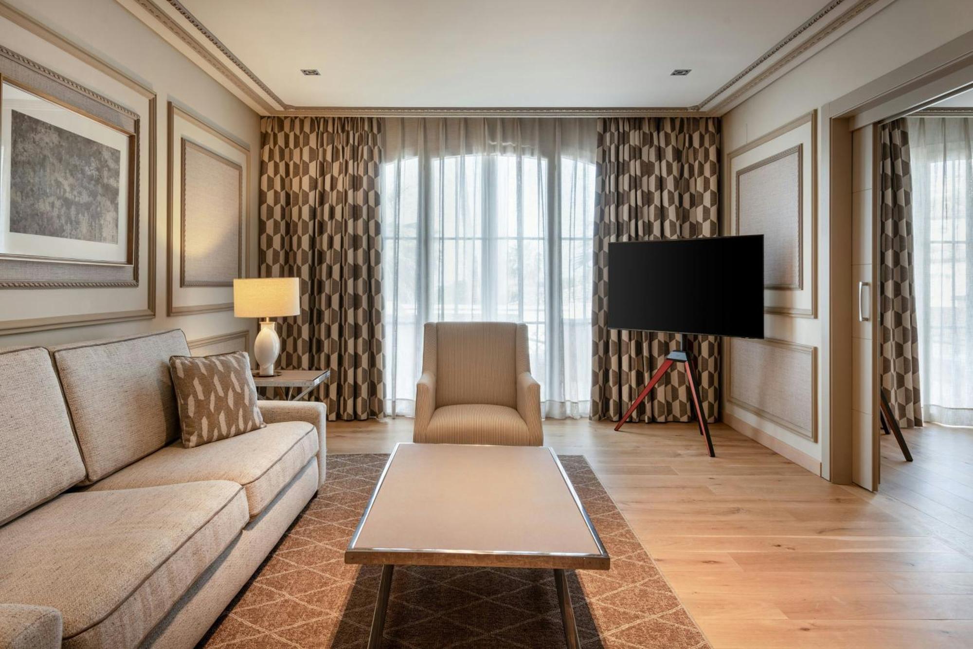 King Suite Balcony Limited View