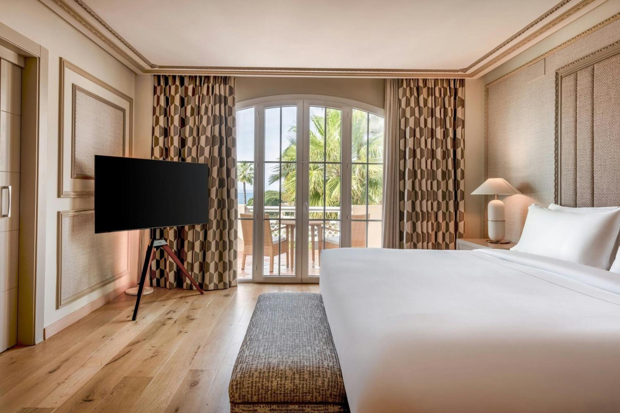 King Suite Balcony Limited View