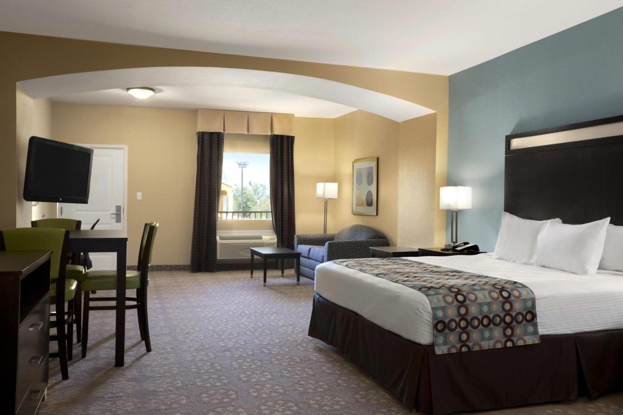 King Suite with Roll-In Shower - Mobility Access/Non-Smoking