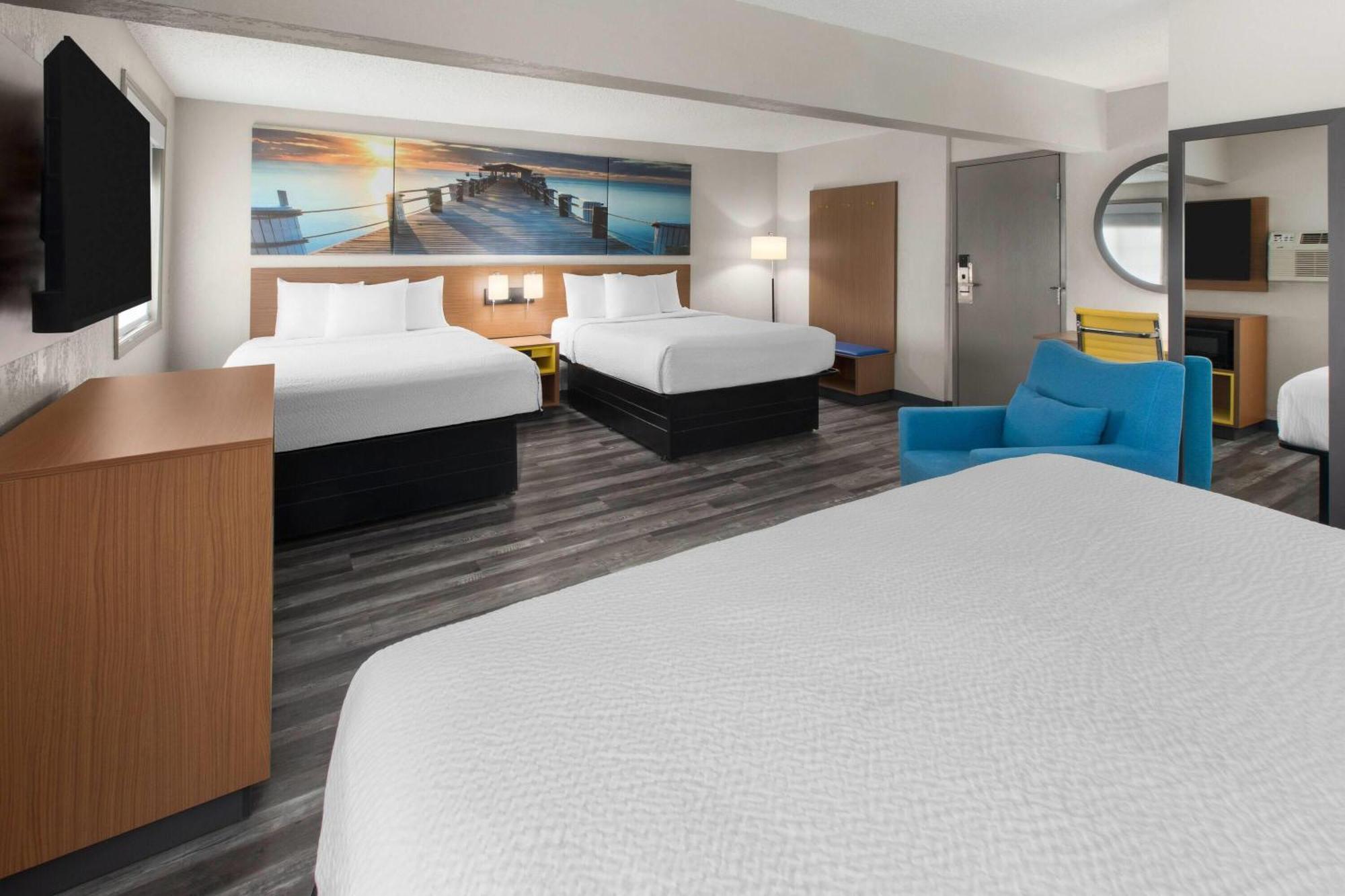 Studio Suite with Three Double Beds - Non-Smoking