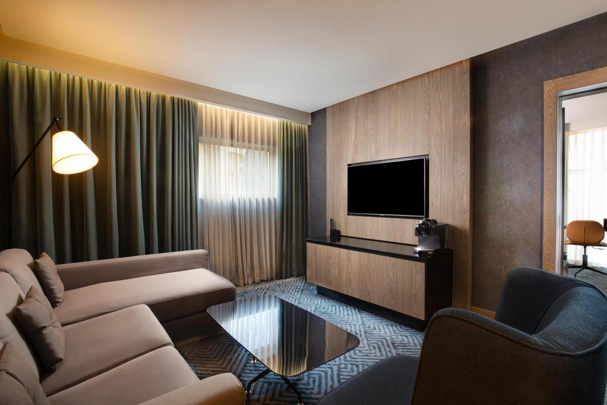 Tek Yatak Odalı King Süit + Lounge'a Giriş
