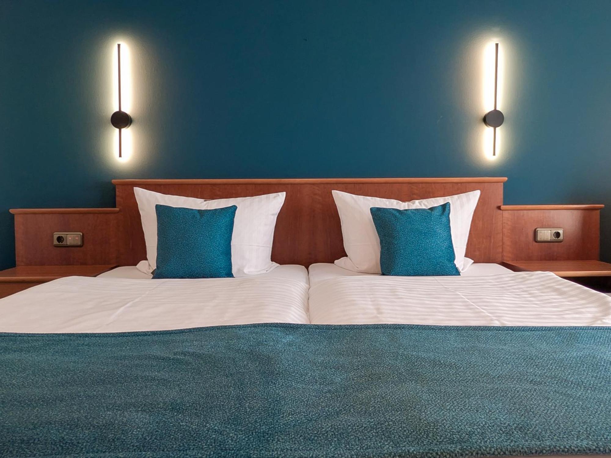 Zimmer mit Kingsize-Bett und Balkon