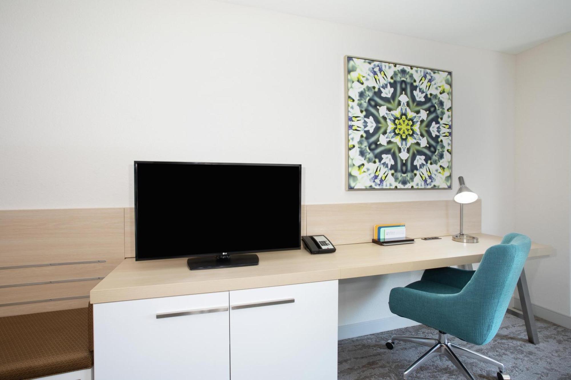 Habitación con 2 camas grandes y acceso para personas de movilidad reducida