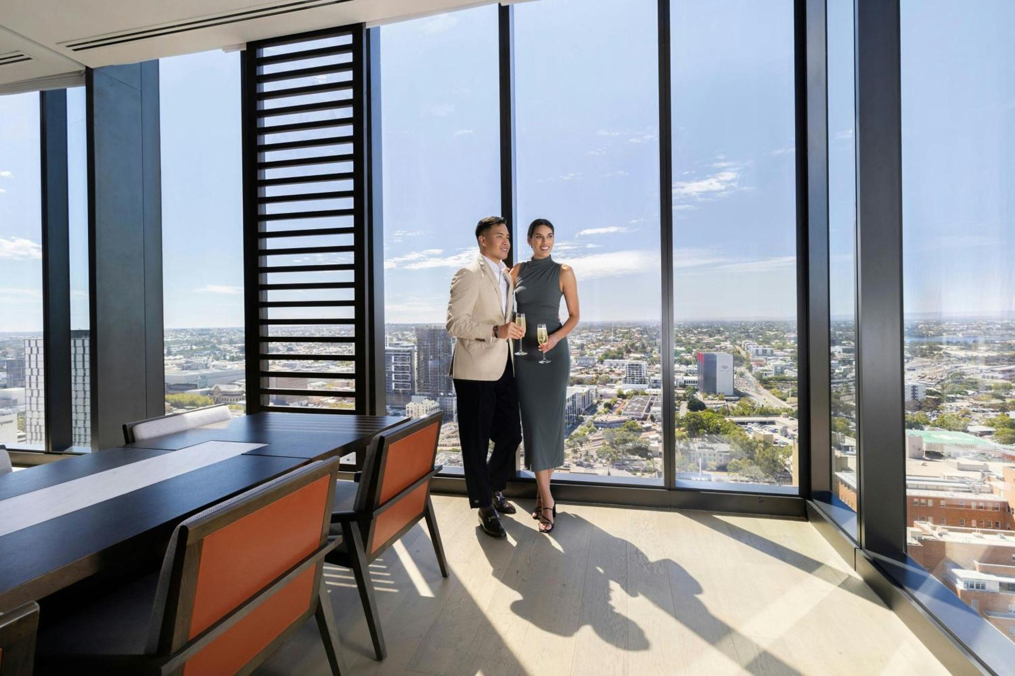 Executive Suite Club lounge access 1 King City view