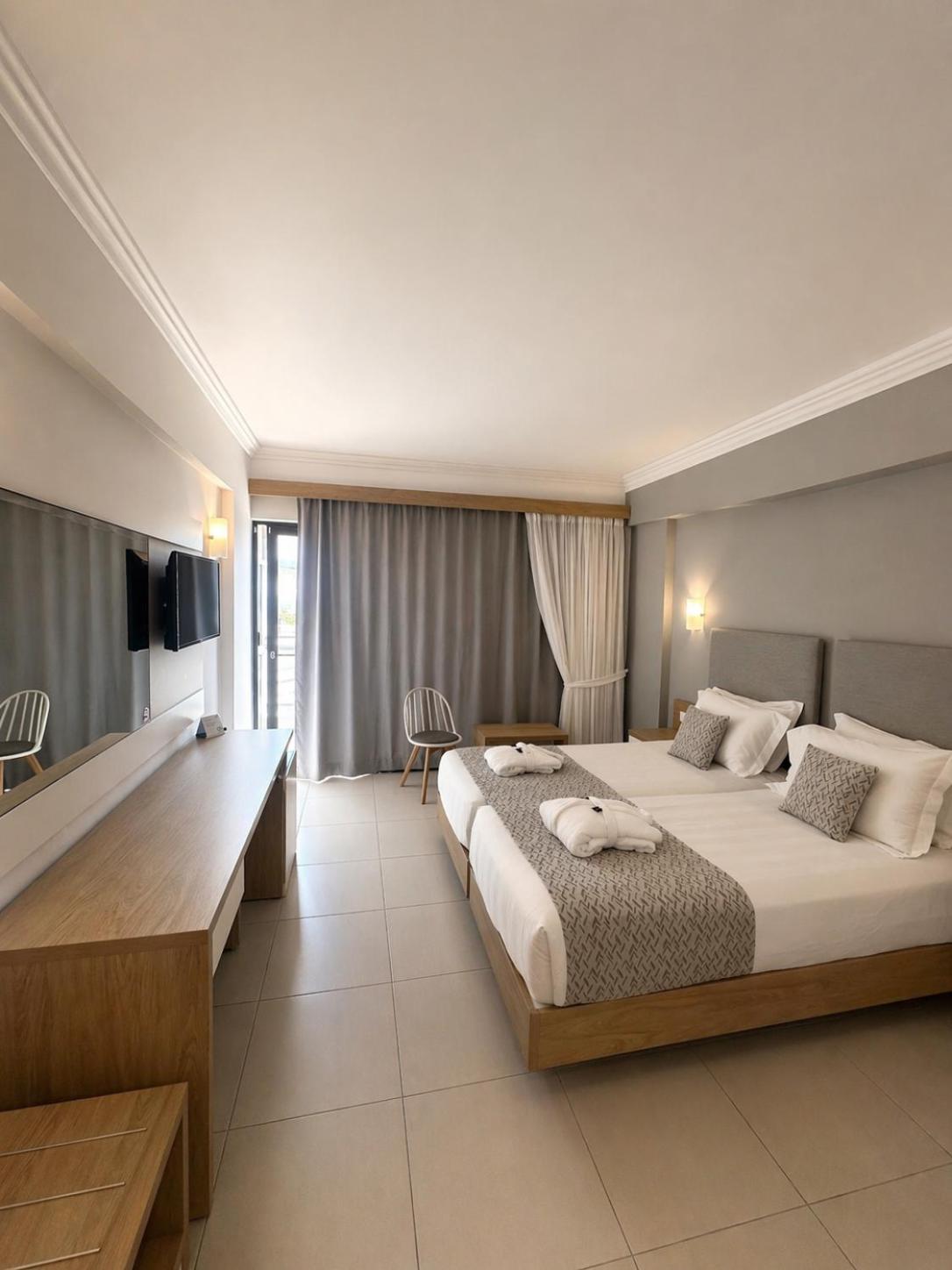 Double or Twin Room Side Sea View