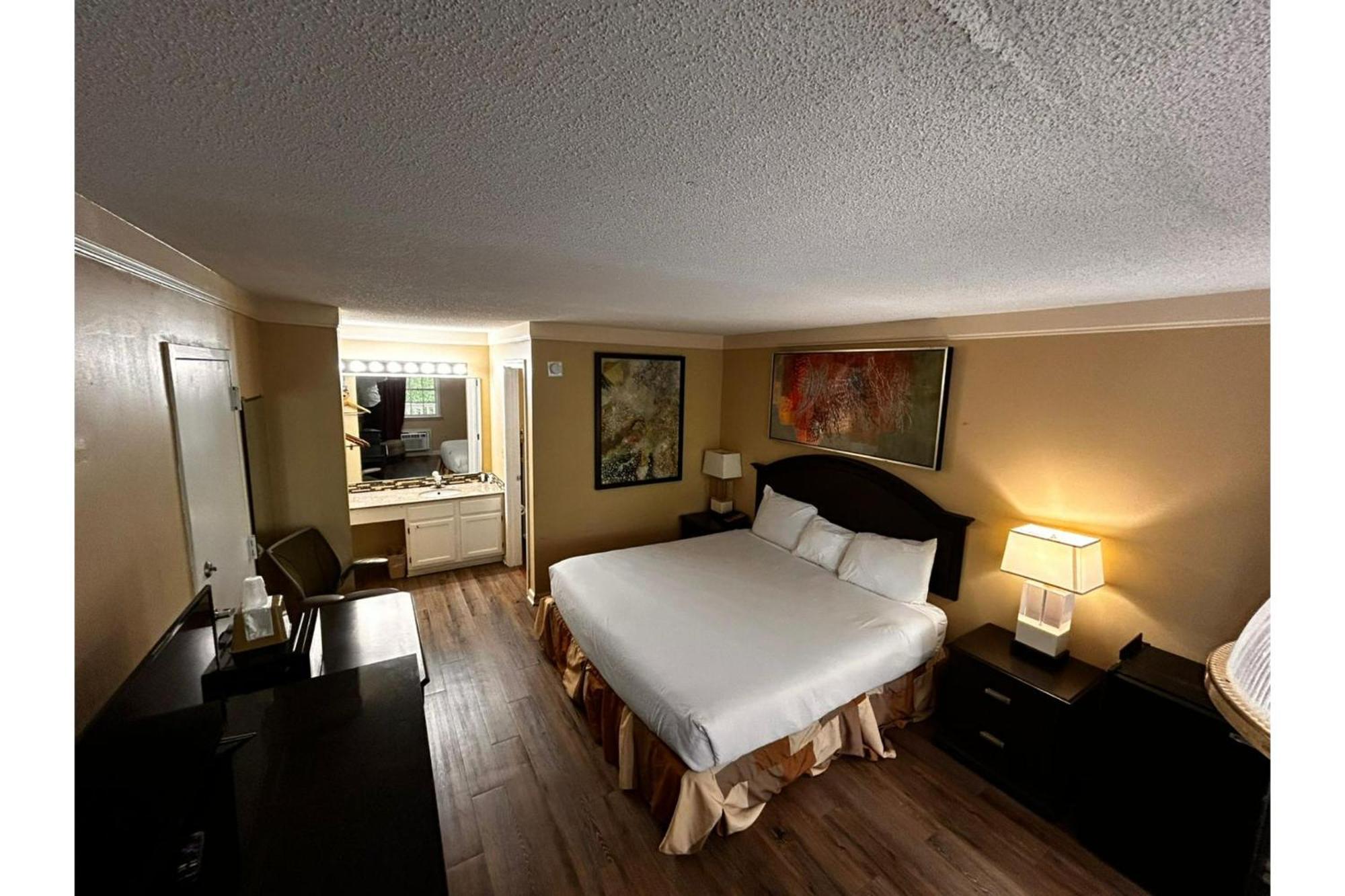 Suite - King Bed Non - Smoking