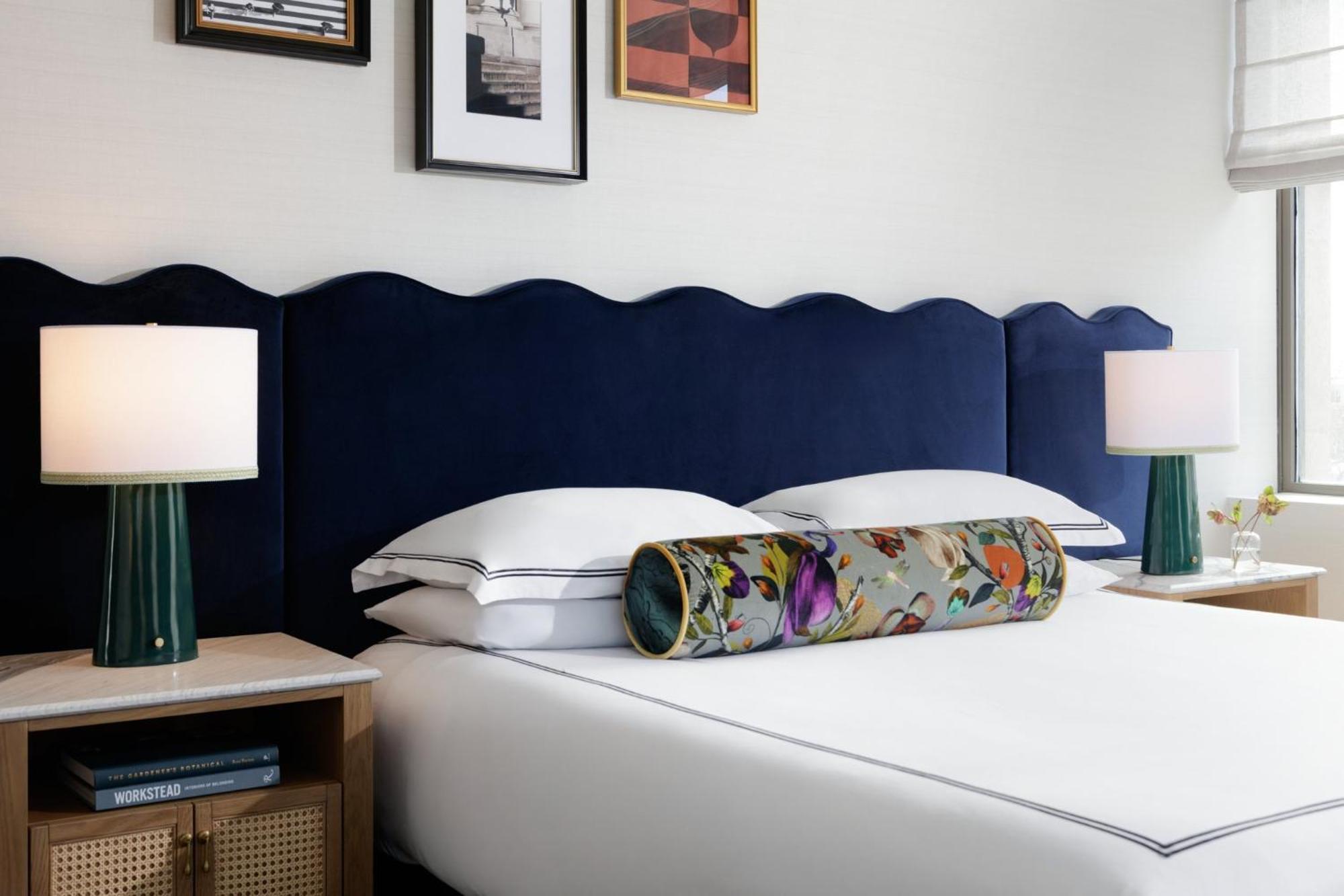 Habitación con cama extragrande.
