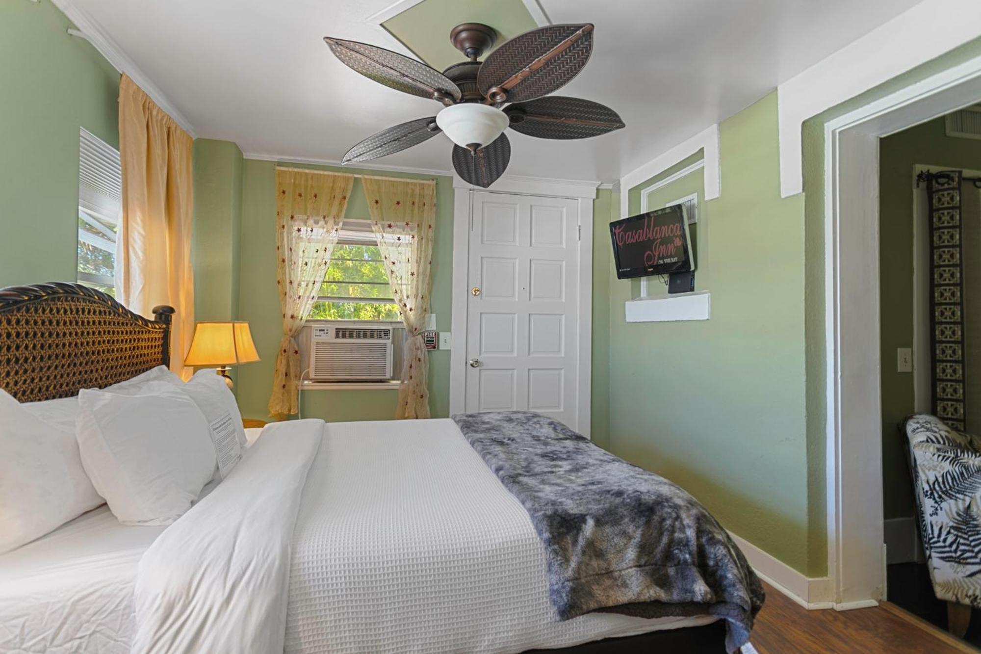 Habitación con cama grande