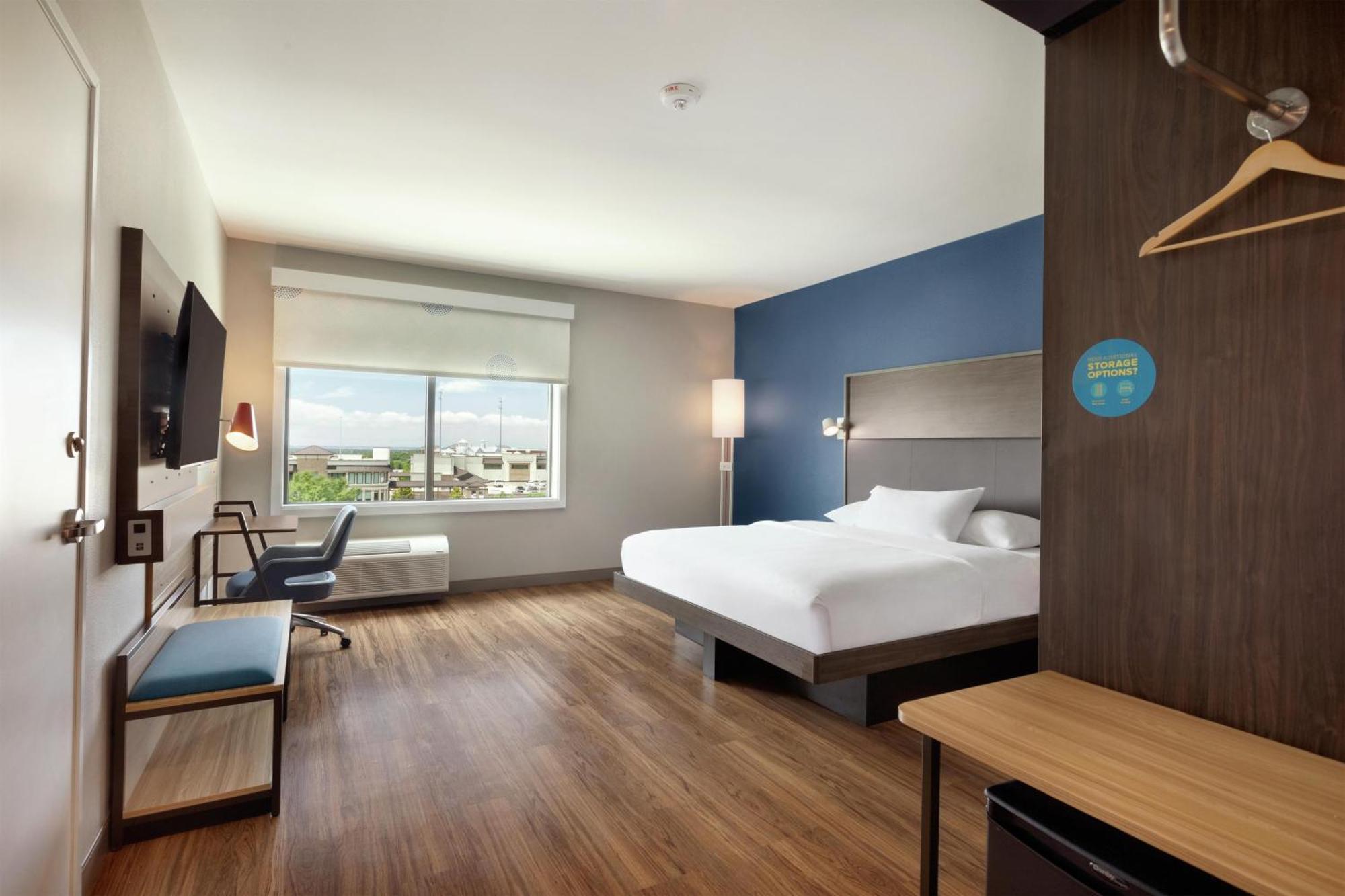 King Room with Bath Tub - Mobility Access