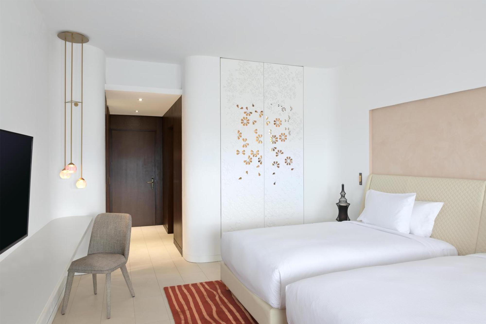 Zimmer mit 2 Doppelbetten und seitlichem Meerblick