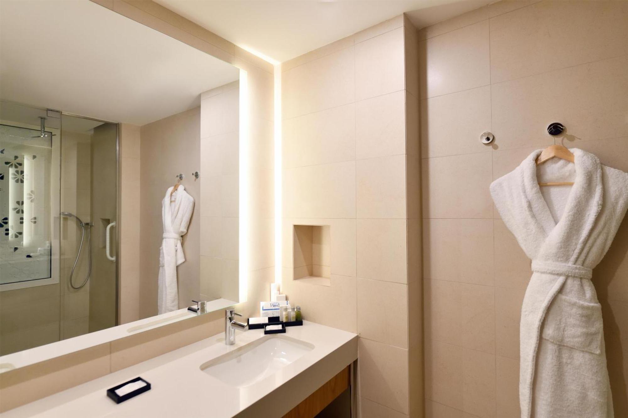 Zimmer mit Kingsize-Bett und seitlichem Meerblick