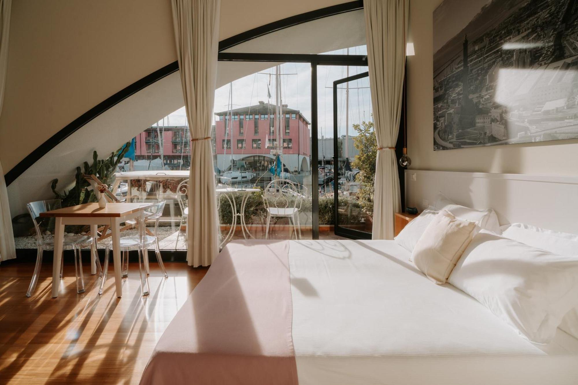 Double Room with Balcony and Sea View