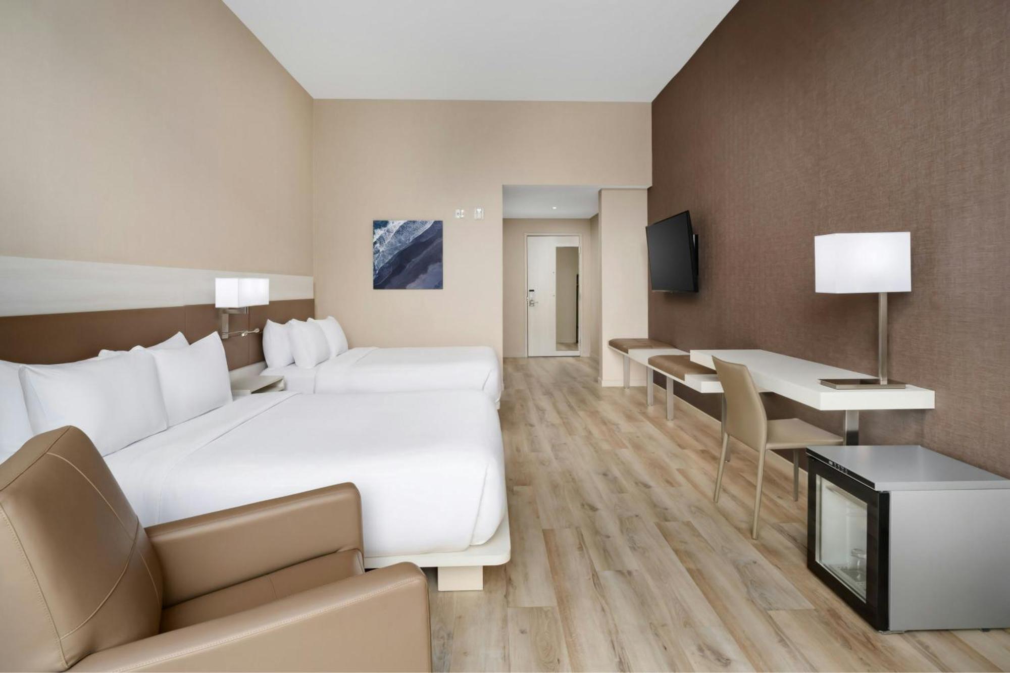Queen Room with Two Queen Beds and Roll-In Shower - Mobility Access/Hearing Accessible