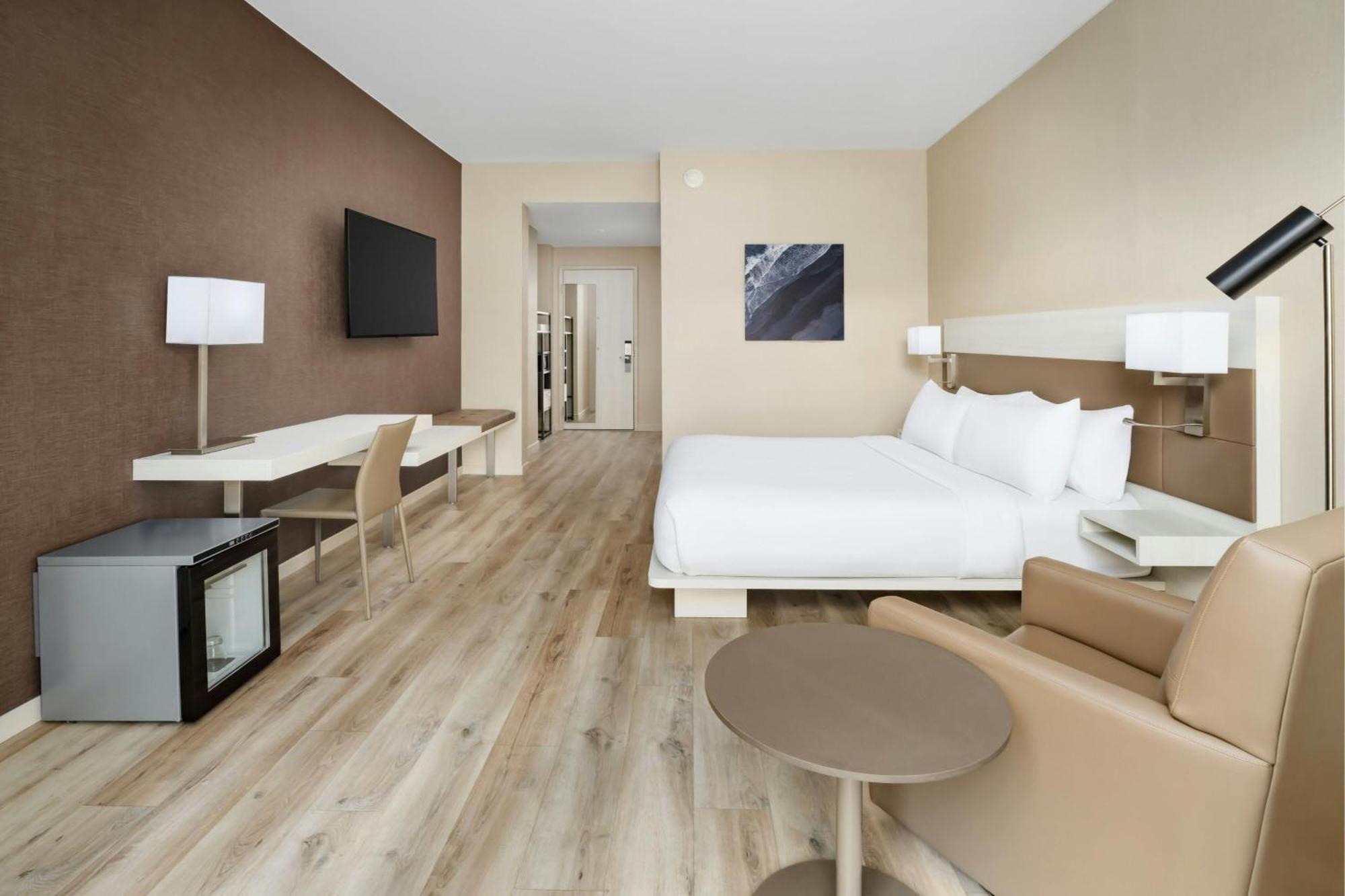King Room with Roll-In Shower - Mobility Accessible