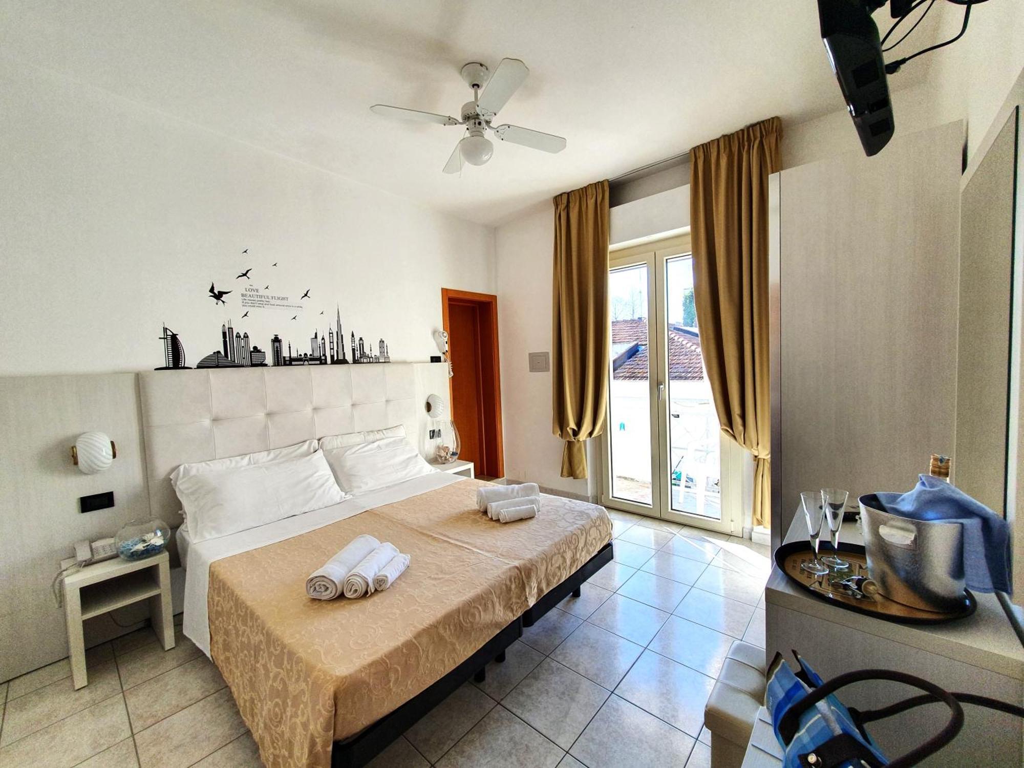 Doppel-/Zweibettzimmer mit Balkon