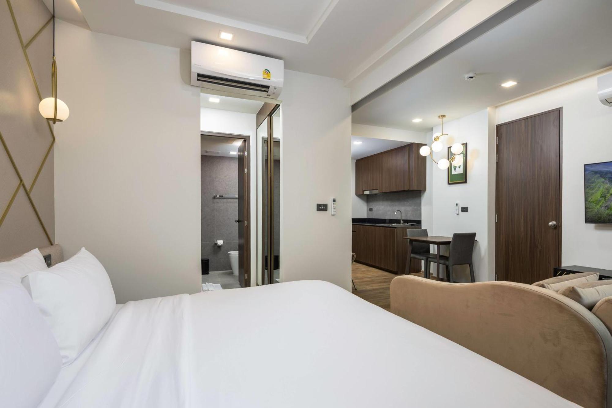 Deluxe King Room with Pool Access