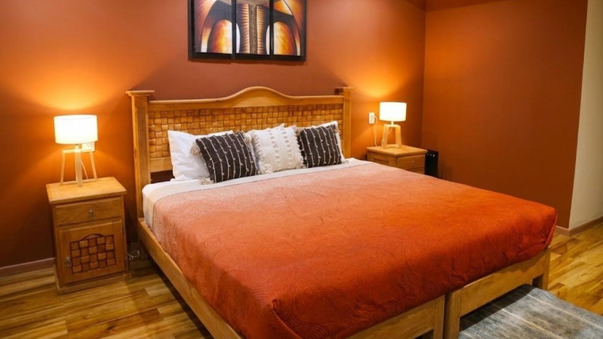 Habitación con cama grande