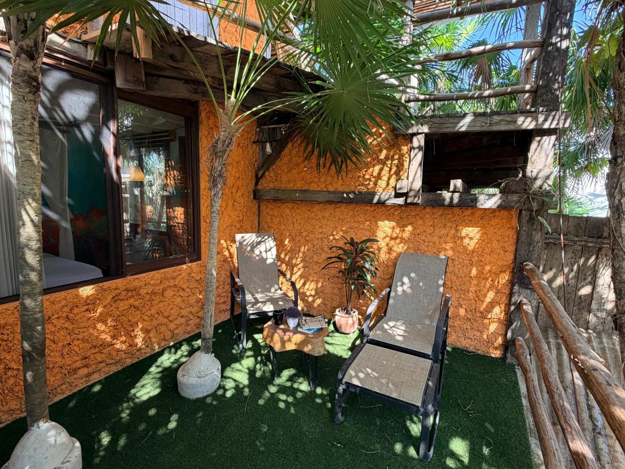 Habitación con cama grande y balcón