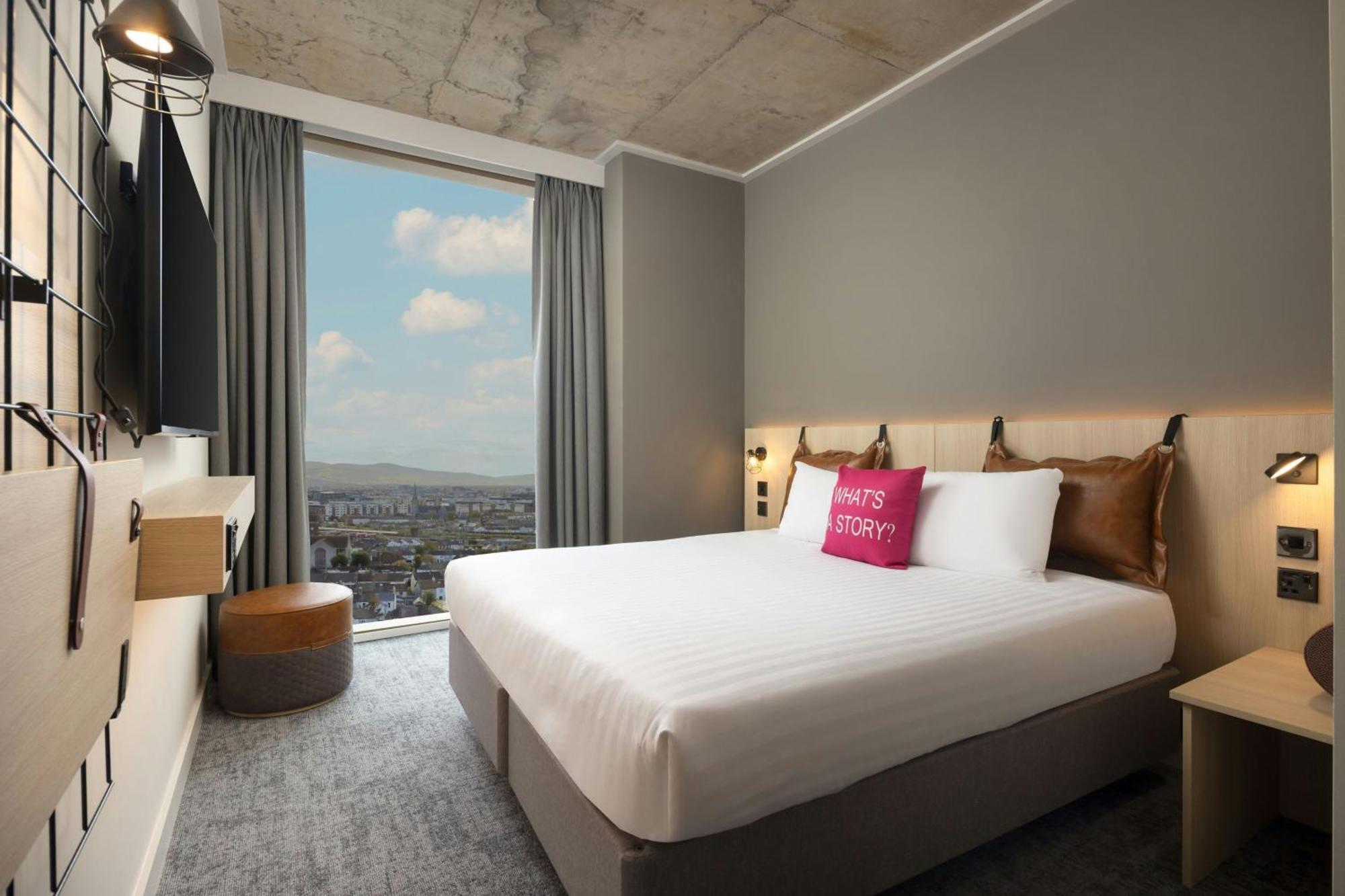 Moxy Zimmer mit Kingsize-Bett